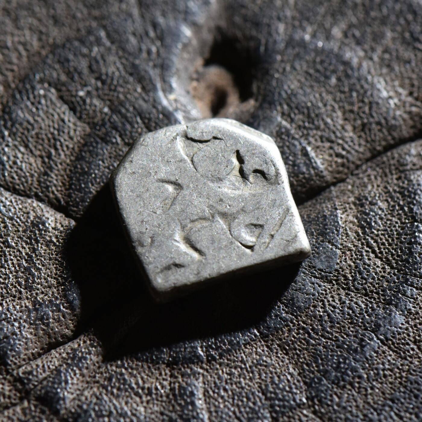 【良泉】第45期【直播场】1月15日晚19.30点开拍！ 208组，西方古代钱币、丝路古珠杂项专场 公元前3-2世纪【古印度】孔雀-巽加王朝，六臂符1卡夏帕银币，3.21克