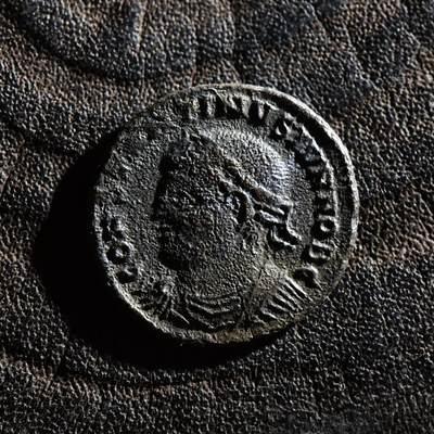 【良泉】第45期【直播场】1月15日晚19.30点开拍！ 208组，西方古代钱币、丝路古珠杂项专场 - 公元326-328年【古罗马】君士坦丁二世，凯撒早期“军塔营门”铜币，帖撒罗尼亚造币厂打制，2.38克