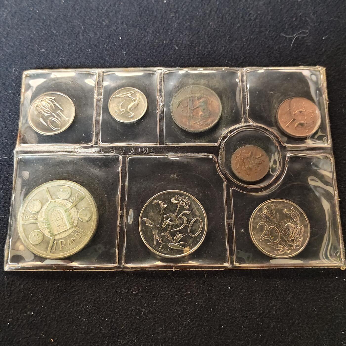 【全场包邮】纯粹捡漏拍491场（免费代拍第28场） 南非1974年官方封装套币-含比勒陀利亚造币厂成立50周年（33毫米15克）纪念银币