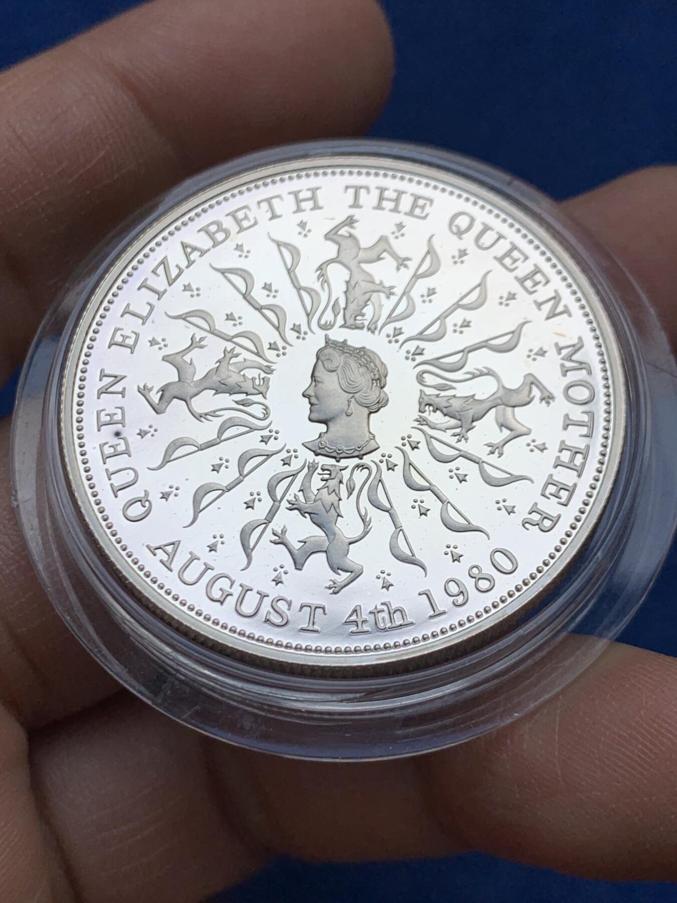 《竞宝斋》第452场 周日，周一 2场连拍 （全场包邮，欢迎送拍） 英国1980年女王母亲80岁大寿25便士克朗型纪念银币