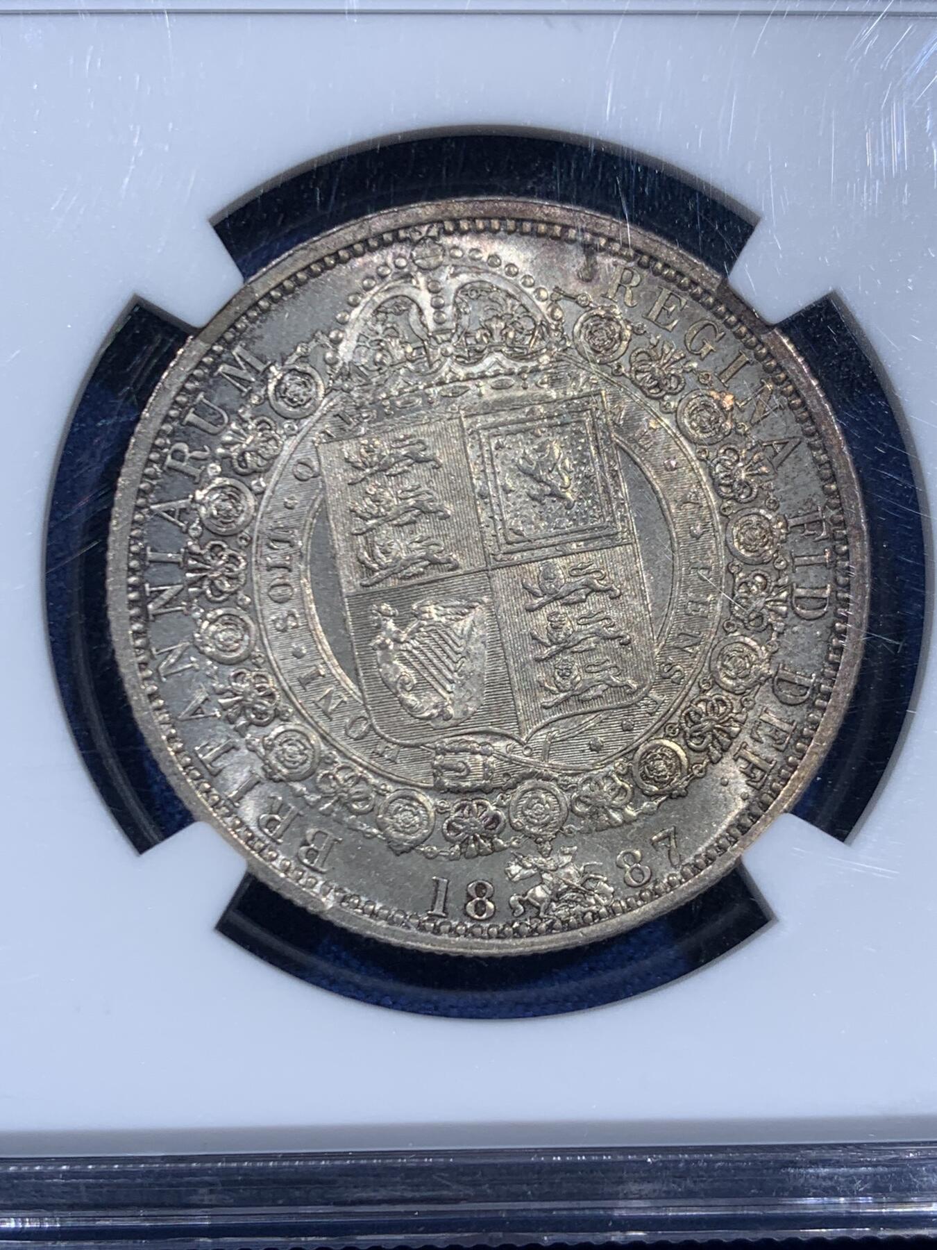 《竞宝斋》第452场 周日，周一 2场连拍 （全场包邮，欢迎送拍） NGC MS63+ 英国1887年维多利亚女王半克朗银币，包浆十分优美，收藏一步到位，盒子右下角有裂纹