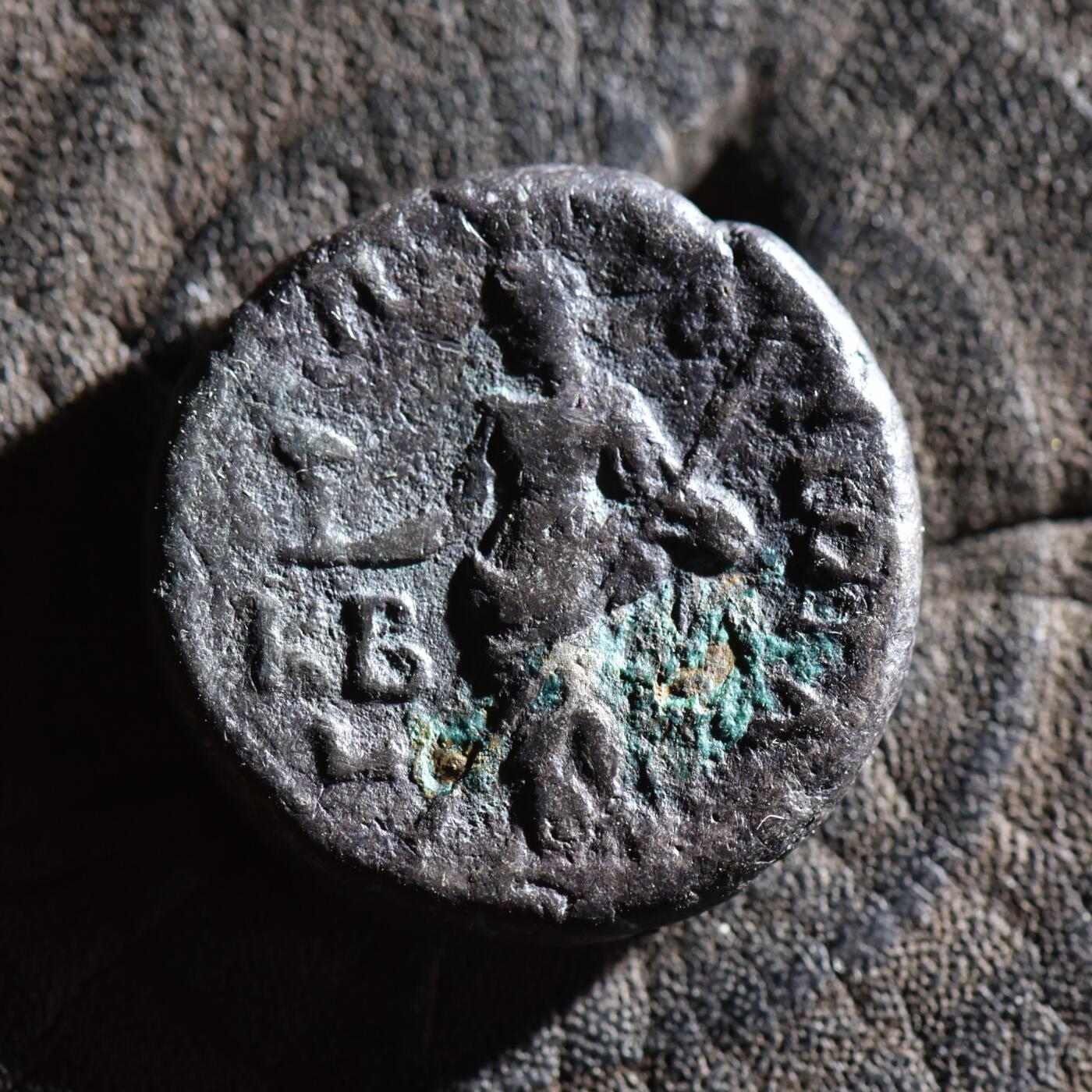 【良泉】第45期【直播场】1月15日晚19.30点开拍！ 208组，西方古代钱币、丝路古珠杂项专场 【藏家出品A】非常少！公元137-138年，埃及行省，哈德良在位第22年打制，盗火的普罗米修斯的妻子-预知女神普罗诺亚，手持凤凰和权杖，四德拉克马，亚历山大港造币厂，7.02克