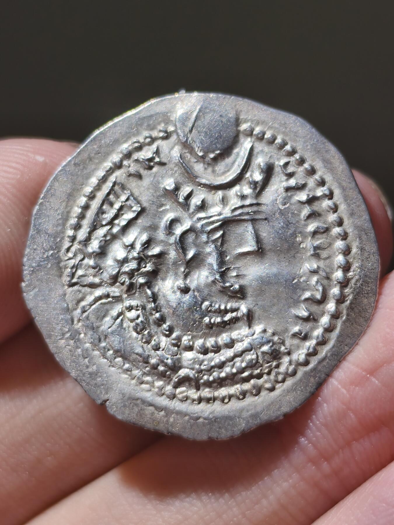 星盘世界钱币2026一月十日新年古典精品大拍 精彩纷呈 精品！萨珊帝国瓦赫兰五世一德拉克马银币，首先，光度非常漂亮，而且这一枚的雕刻风格十分有意思，表现张力十足，是用简单线条去勾勒的人物，非常有趣的工艺和艺术风格