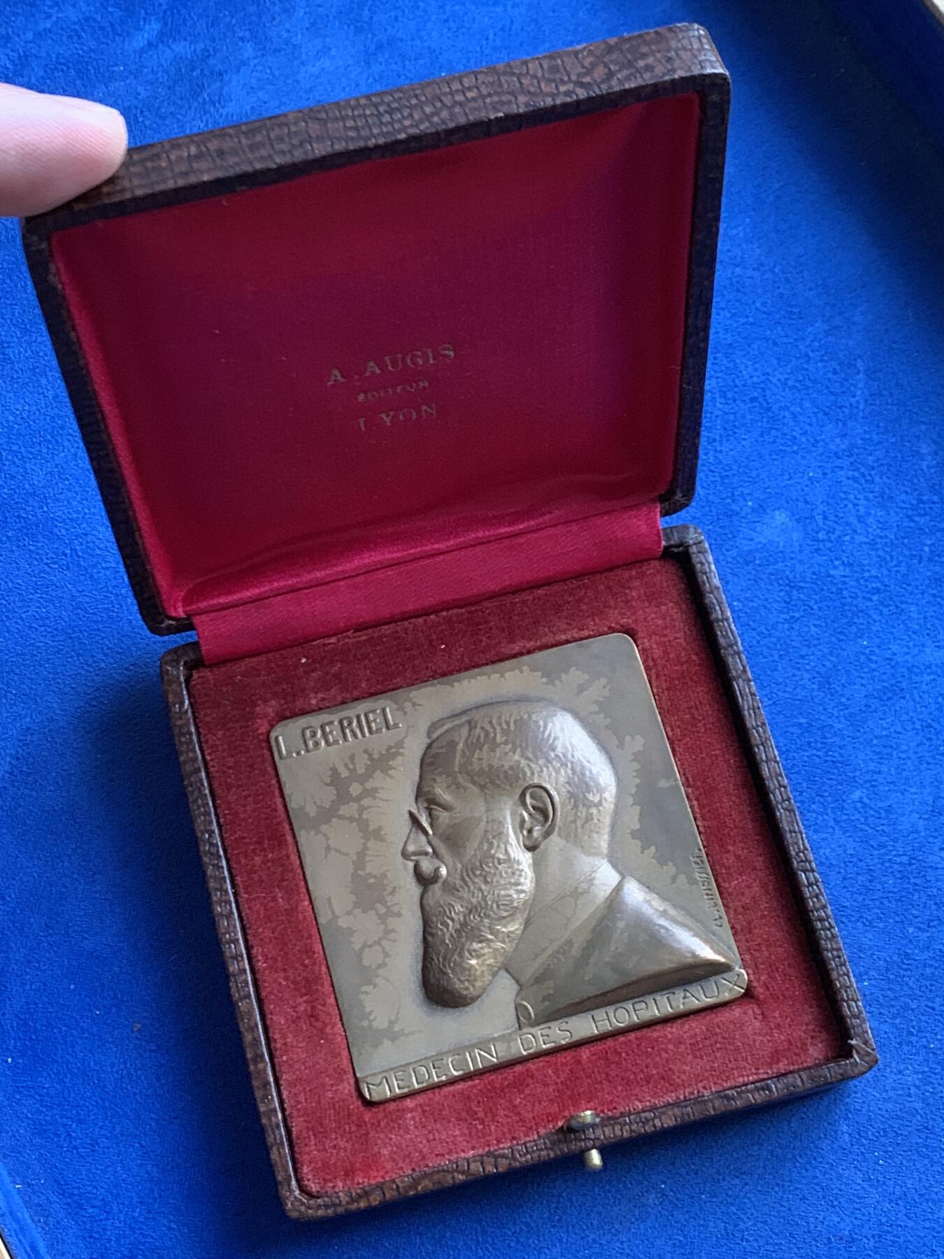 《竞宝斋》第452场 周日，周一 2场连拍 （全场包邮，欢迎送拍） （法国）里昂医院神经内科圣波坦医院22周年纪念铜章 93.7克 60.5*60mm 带原盒