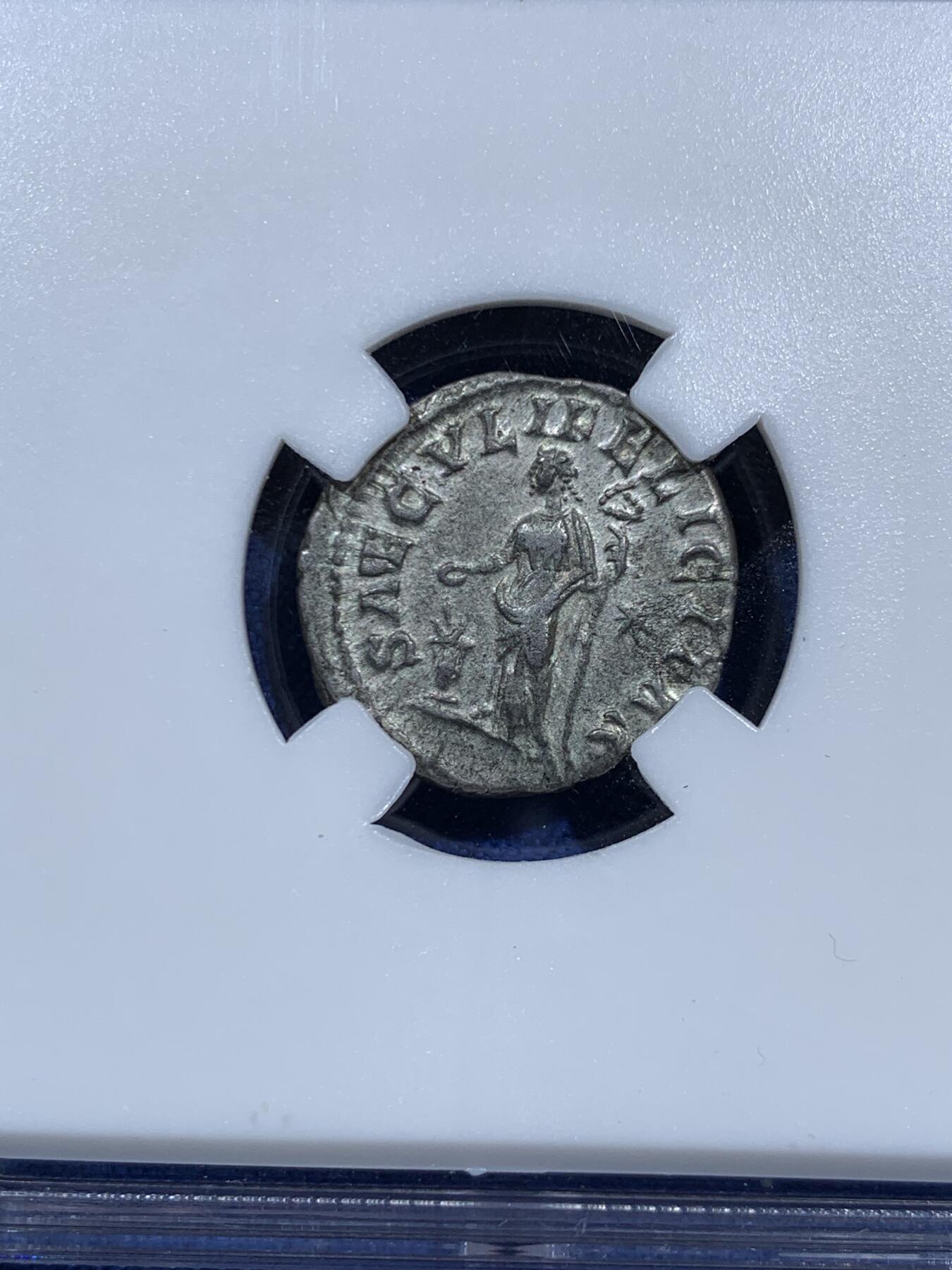 《竞宝斋》第452场 周日，周一 2场连拍 （全场包邮，欢迎送拍） 众诚详评 XF 古罗马帝国 218-224年 1狄纳里 银币 正面为玛伊莎 她的姐姐就是罗马著名的多姆娜皇后 背面为幸运女神 打制和细节都很好 少见品种