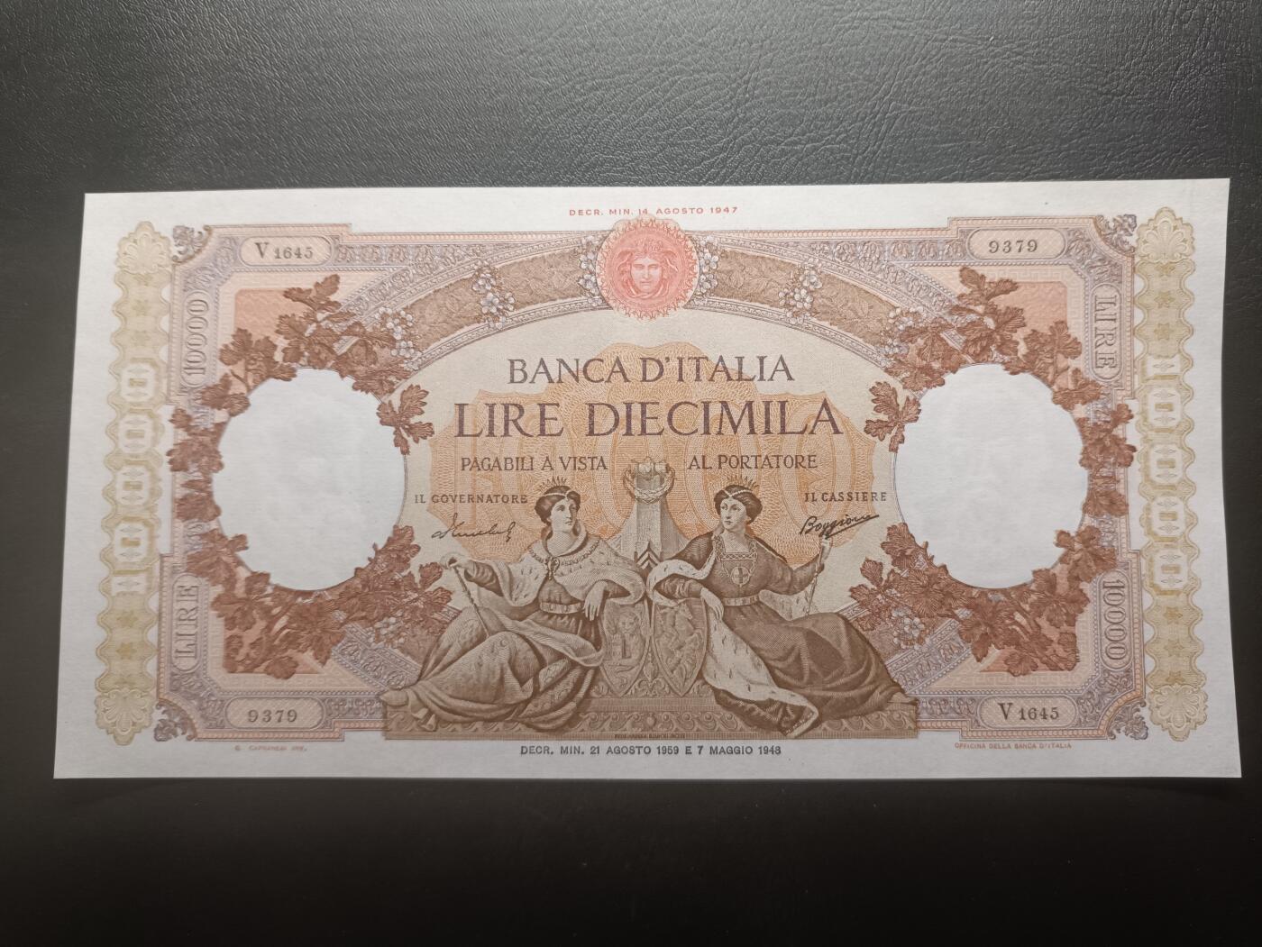 2026首期，总第211期 意大利1959年10000里拉AUNC，继承了二战纸币风格的超大票幅以及繁杂花纹，因票幅过大保存下来的好品相纸币甚是稀少，继承发展自法属纸币风格而又自成一脉，女神形象以及商人形象，此纸币在当年也不失为一笔巨款