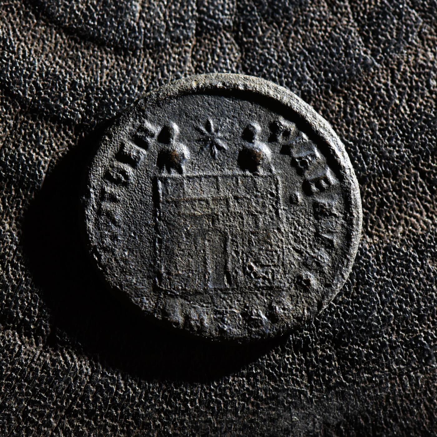 【良泉】第45期【直播场】1月15日晚19.30点开拍！ 208组，西方古代钱币、丝路古珠杂项专场 公元324-326年【古罗马】君士坦丁大帝“军塔营门”铜币，帖撒罗尼亚造币厂打制，2.66克