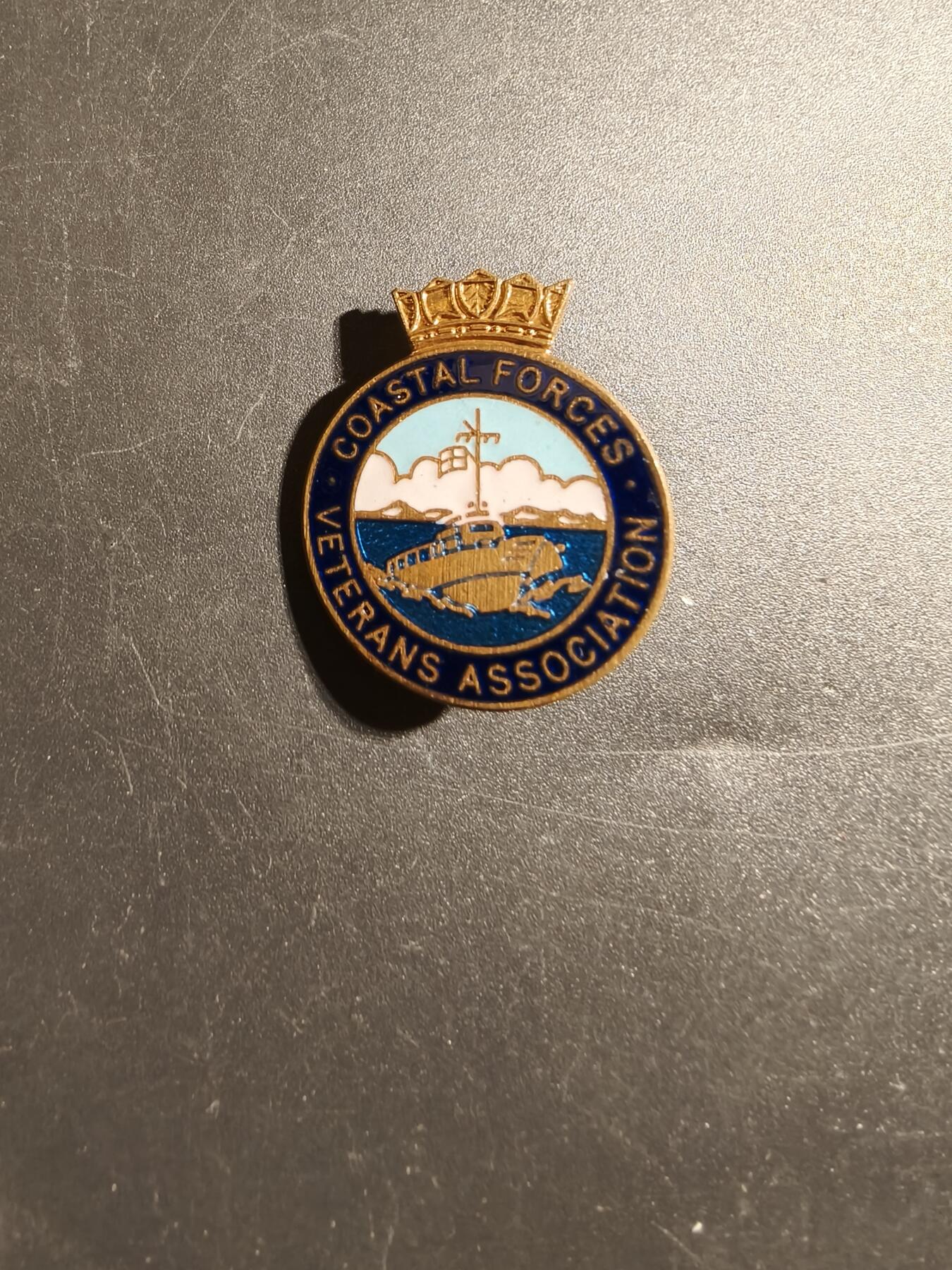 老王徽章第172期 美国海岸武装力量老兵协会证章     铜质珐琅    二战时期横针版