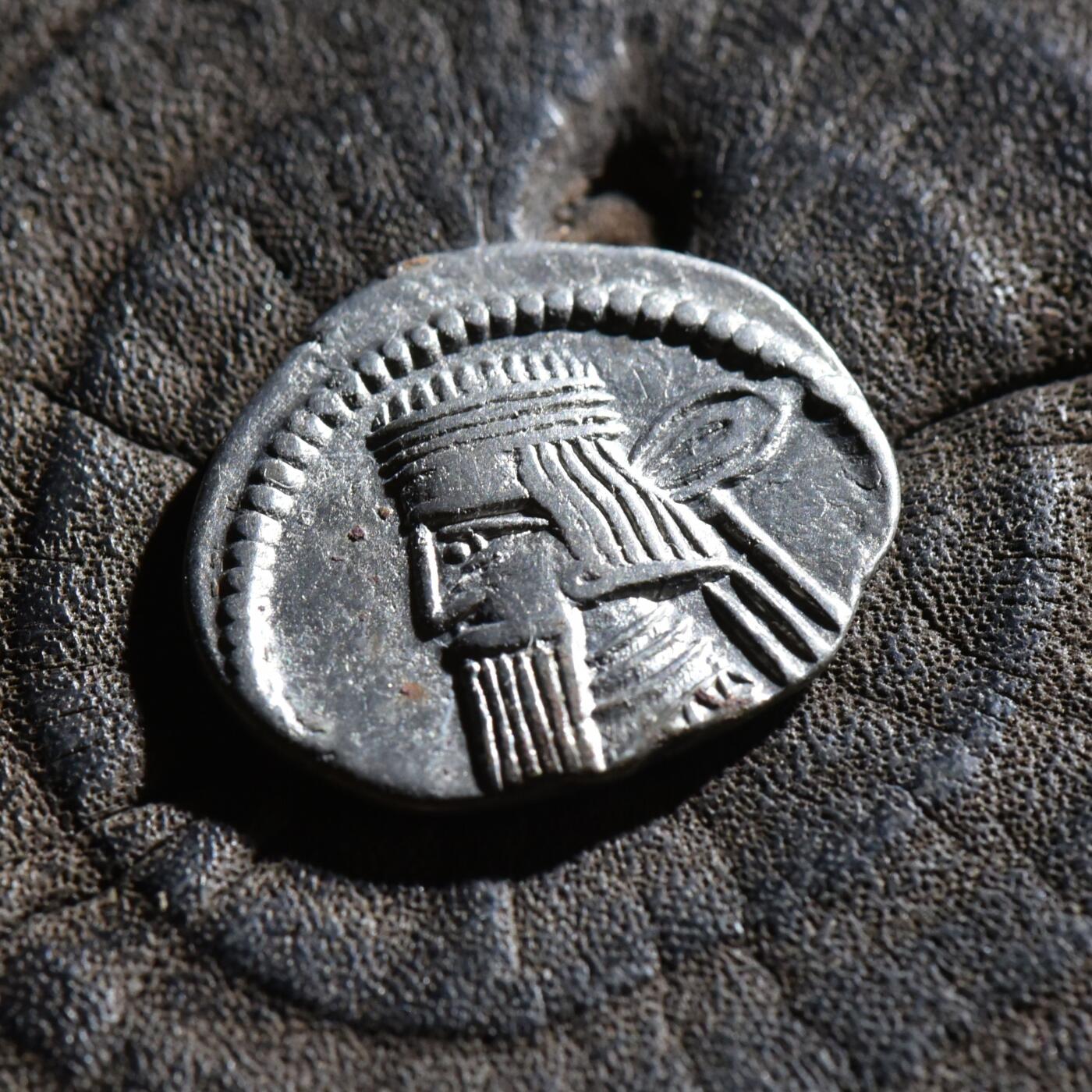 【良泉】第45期【直播场】1月15日晚19.30点开拍！ 208组，西方古代钱币、丝路古珠杂项专场 【极美品】公元10-38年【古波斯】帕提亚（安息）阿塔巴努斯二世，一德拉克马银币，3.63克