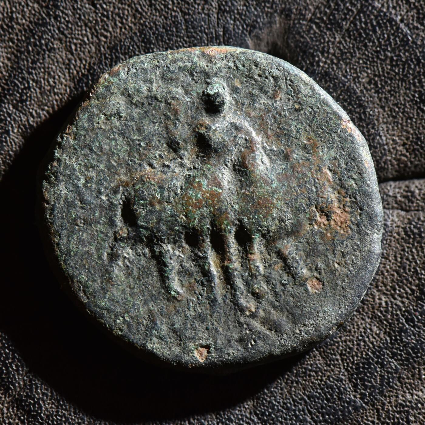 【良泉】第45期【直播场】1月15日晚19.30点开拍！ 208组，西方古代钱币、丝路古珠杂项专场 14.07克，公元100-128年【贵霜帝国】第三任国王，威玛·卡迪菲兹（阎膏珍）四德拉克马大铜币