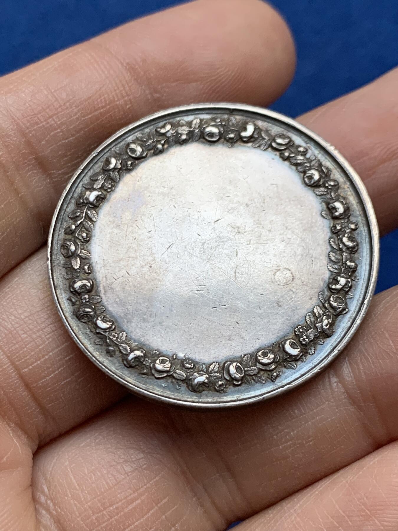 《竞宝斋》第452场 周日，周一 2场连拍 （全场包邮，欢迎送拍） 法国结婚纪念银章 35.8MM 20.25g 早期无边铭 少见未刻字