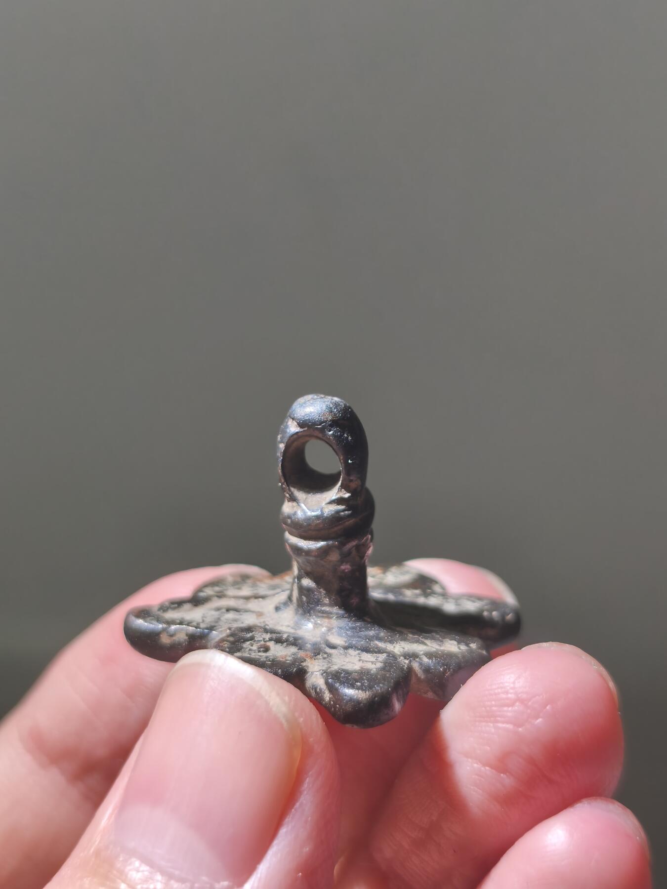 星盘世界钱币2026一月十日新年古典精品大拍 精彩纷呈  精品！BMAC青铜文化18.6g，阿瑟克斯文明早期实心青铜印章，这种跟后期那种镂空的不是一种类型，这个图案非常有趣，是一个类似星星的形状，然后周围有四个圈，这种应该不是普通人能用的，非常少见，这一枚上面有一个系绳的孔