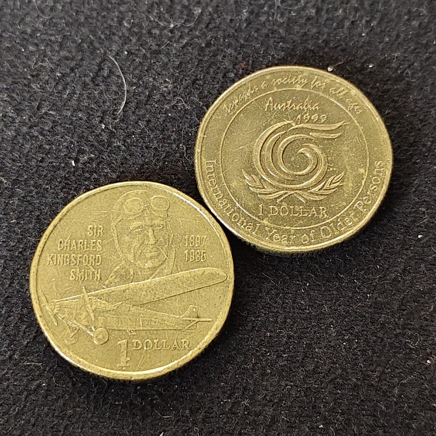 【全场包邮】纯粹捡漏拍490场（免费代拍第27场） 澳大利亚1元纪念币2枚一组-1997年史密斯爵士百年+国际老人年