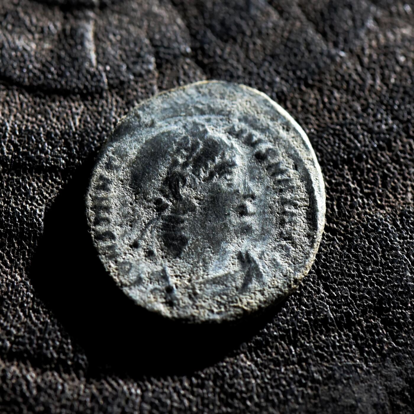 【良泉】第45期【直播场】1月15日晚19.30点开拍！ 208组，西方古代钱币、丝路古珠杂项专场 公元337-340年【古罗马】君士坦丁二世“MAX奥古斯都”头衔“士兵军旗”铜币，尼科墨底亚造币厂打制，1.98克