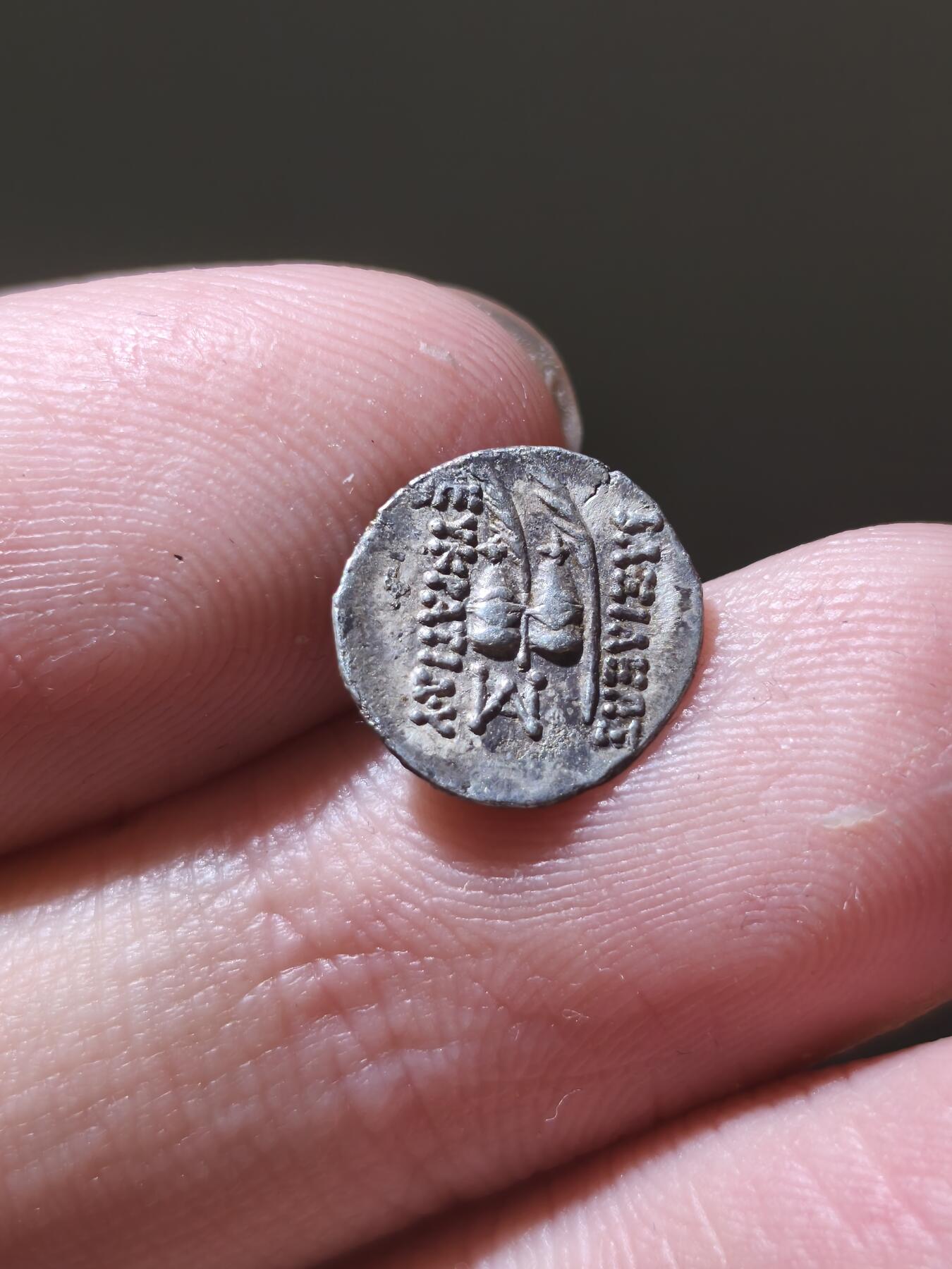 星盘世界钱币2026一月十日新年古典精品大拍 精彩纷呈 极品！巴克特里亚欧克拉提德斯一奥波银币，这枚银币高点全在，虽表面略有腐蚀，但是打制极其清晰完美，属于巴克特里亚奥波中千里挑一的极美品了