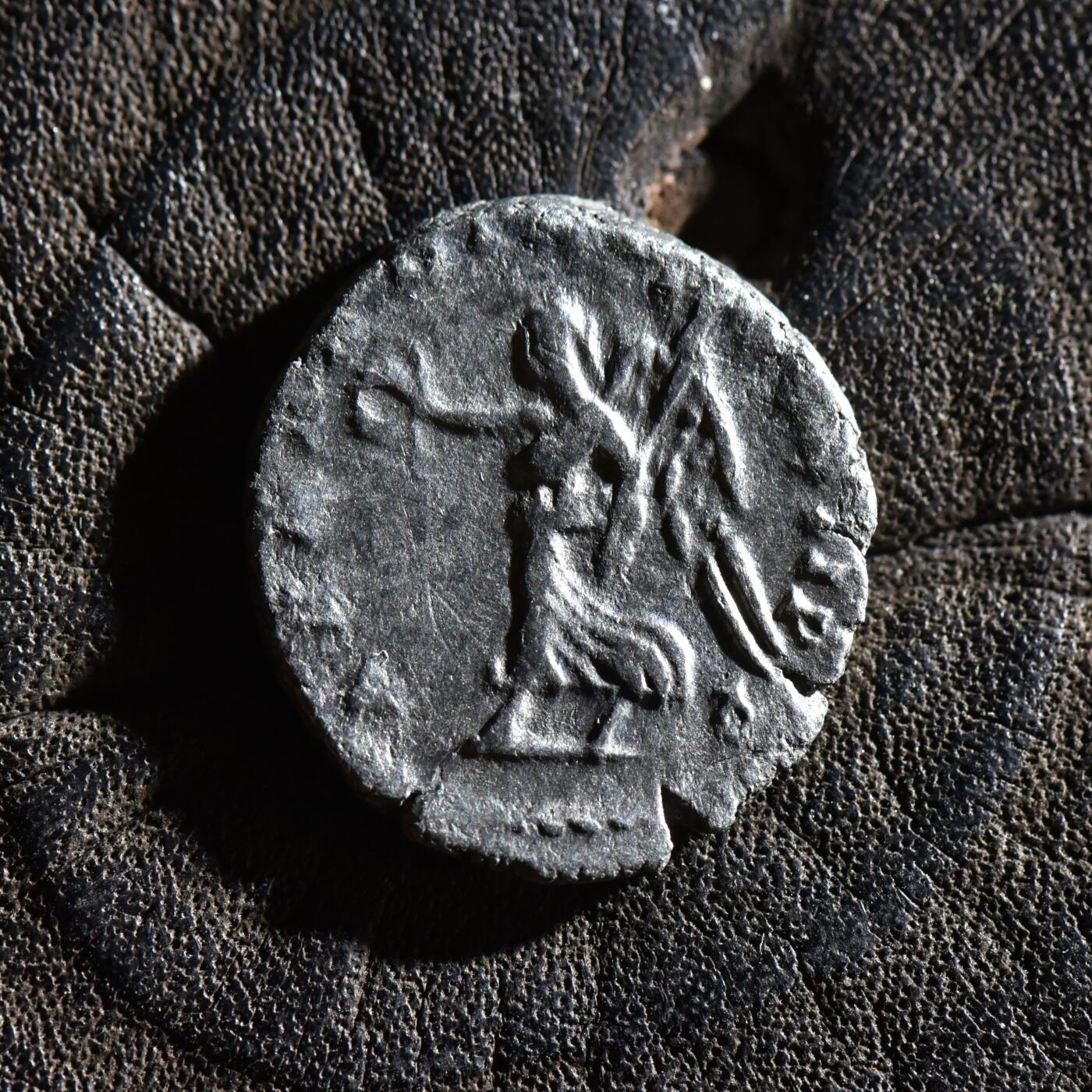 【良泉】第45期【直播场】1月15日晚19.30点开拍！ 208组，西方古代钱币、丝路古珠杂项专场 公元195年【古罗马】塞普提米乌斯·塞维鲁，背胜利女神，铭文ARAB ADIAB COS II P P（征服阿拉伯，征服阿迪亚贝尼，第二次担任执政官，国父）第纳尔银币，2.14克