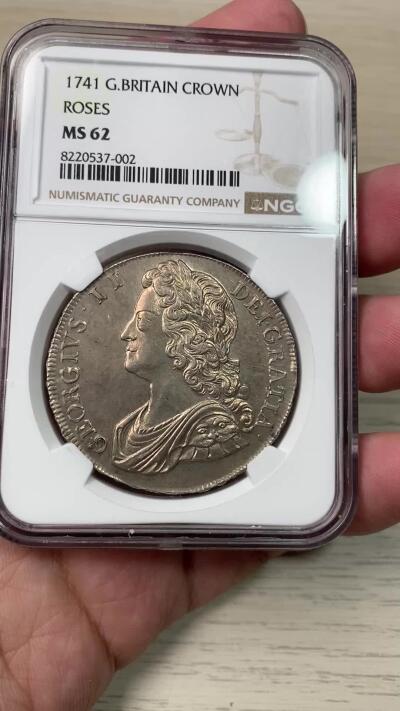 万国钱币拍卖第058期（万国新年大拍） NGC MS62 1741英国乔治二世玫瑰克朗 英国克朗系列中的大名誉品种 早期青年版头像 来自十八世纪中期的巅峰工艺 深峻的打制让你不会错过任何一个高点细节 玫瑰与纹章的设计在双面香槟金彩的加持下尽显雍容 不同错过的顶级收藏品质