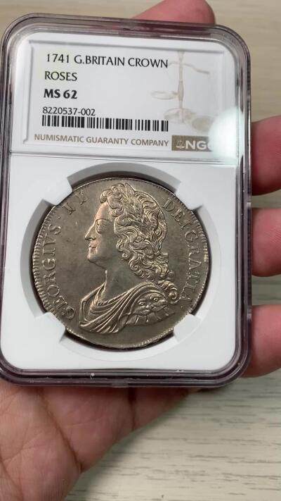 万国钱币拍卖第058期（万国新年大拍） NGC MS62 1741英国乔治二世玫瑰克朗 英国克朗系列中的大名誉品种 早期青年版头像 来自十八世纪中期的巅峰工艺 深峻的打制让你不会错过任何一个高点细节 玫瑰与纹章的设计在双面香槟金彩的加持下尽显雍容 不同错过的顶级收藏品质