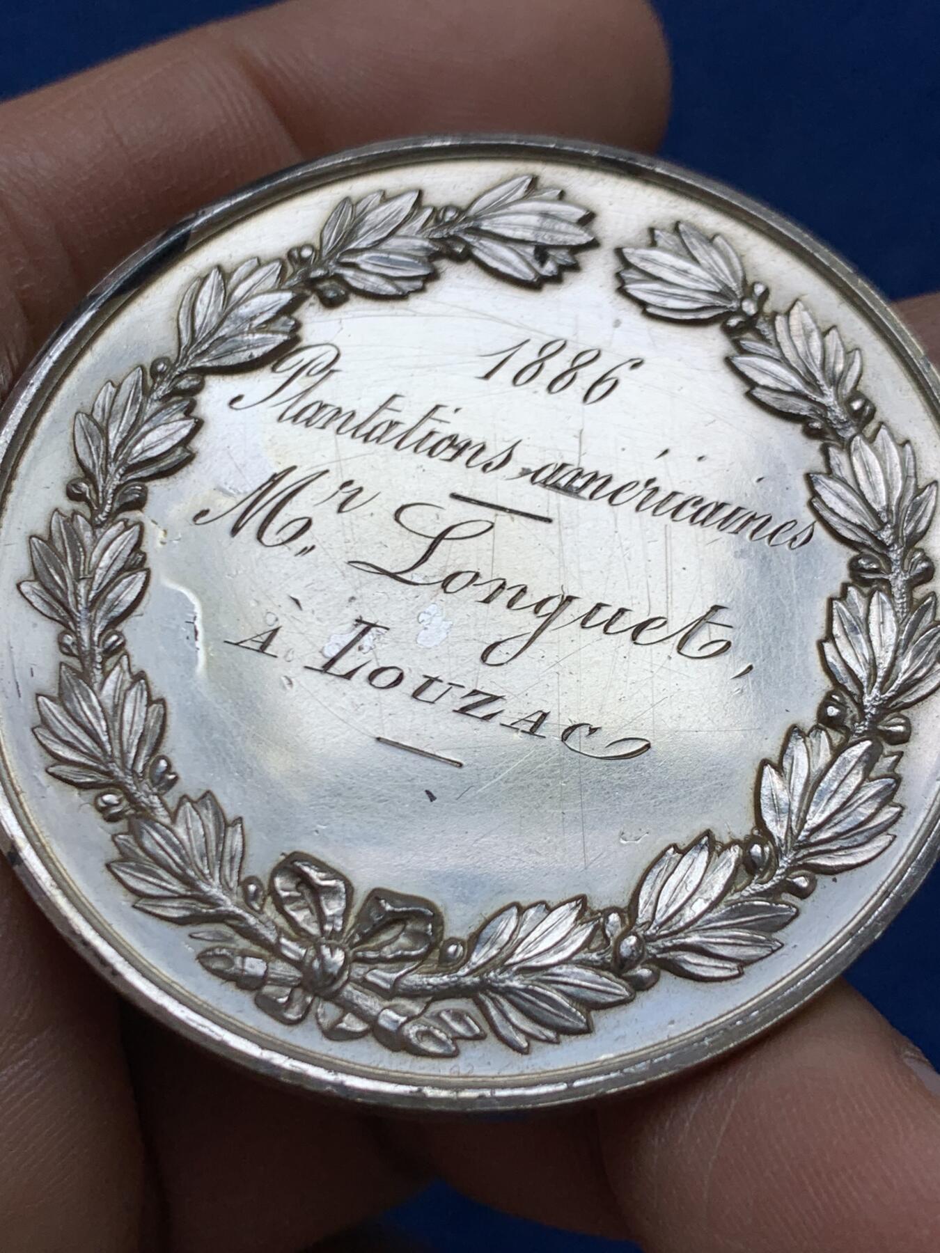 《竞宝斋》第452场 周日，周一 2场连拍 （全场包邮，欢迎送拍） 法国夏朗德省科学与艺术协会纪念大银章 60.95克 50.5mm 丰饶角银