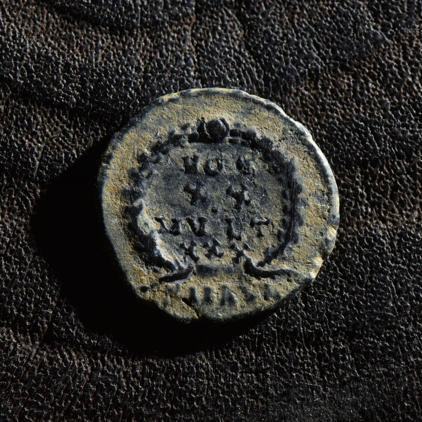 【良泉】第45期【直播场】1月15日晚19.30点开拍！ 208组，西方古代钱币、丝路古珠杂项专场 公元347-348年【古罗马】君士坦斯“誓愿”铜币，埃及亚历山大港造币厂打制，1.48克