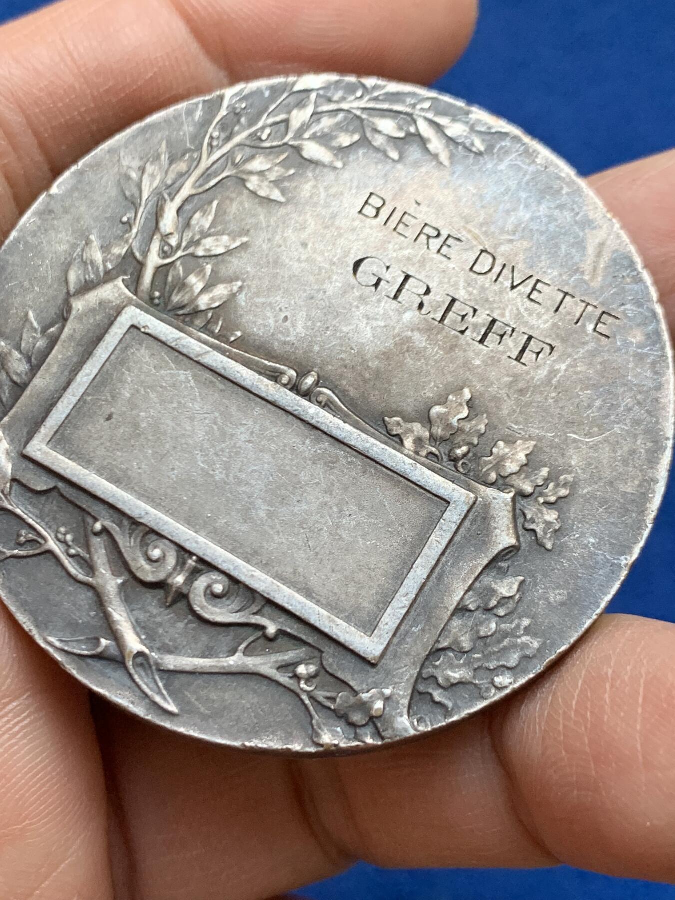 《竞宝斋》第452场 周日，周一 2场连拍 （全场包邮，欢迎送拍） 法国射击比赛镀银铜章 52.55克 49mm 三角铜标