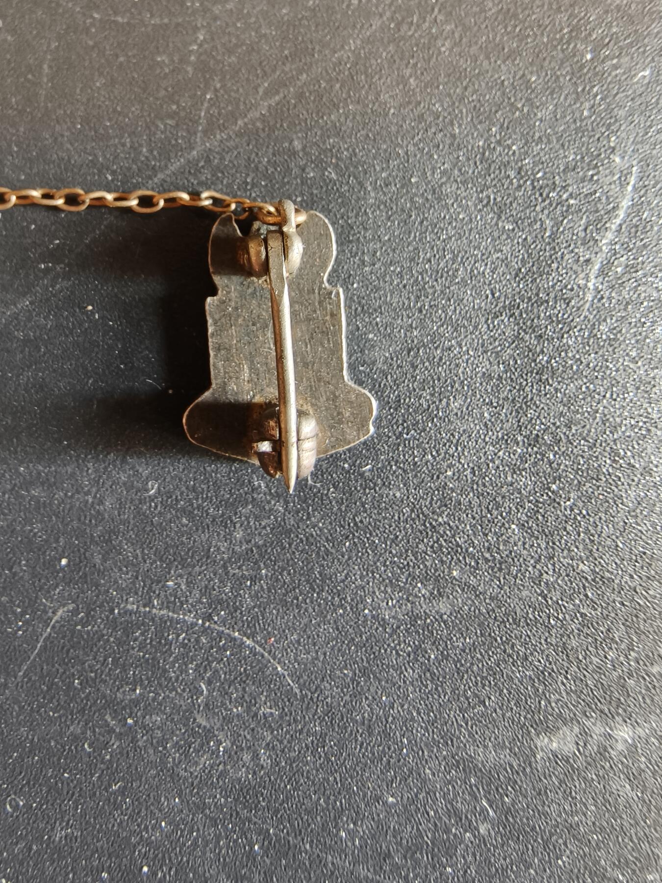 老王徽章第172期 美国陆军航空兵链章    二战时期    铜质珐琅   带厂标