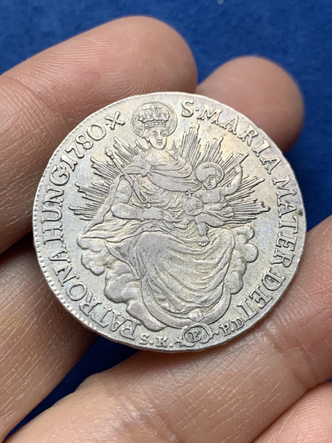 《竞宝斋》第452场 周日，周一 2场连拍 （全场包邮，欢迎送拍） PCGS AU53 砸盒 有标签 匈牙利1780年玛丽亚特蕾莎半泰勒银币 圣母抱子天使扶盾 边铭清晰可读 克雷姆尼察B厂 均匀的浅灰色包浆银光充足细节很好的品相 盒子裂了就拆出来了可对比官网照片确认原币原状态无疑