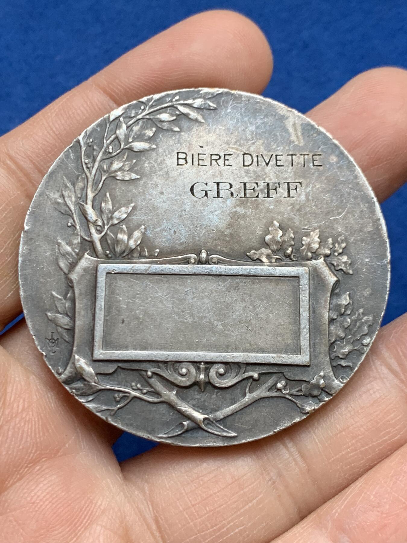 《竞宝斋》第452场 周日，周一 2场连拍 （全场包邮，欢迎送拍） 法国射击比赛镀银铜章 52.55克 49mm 三角铜标