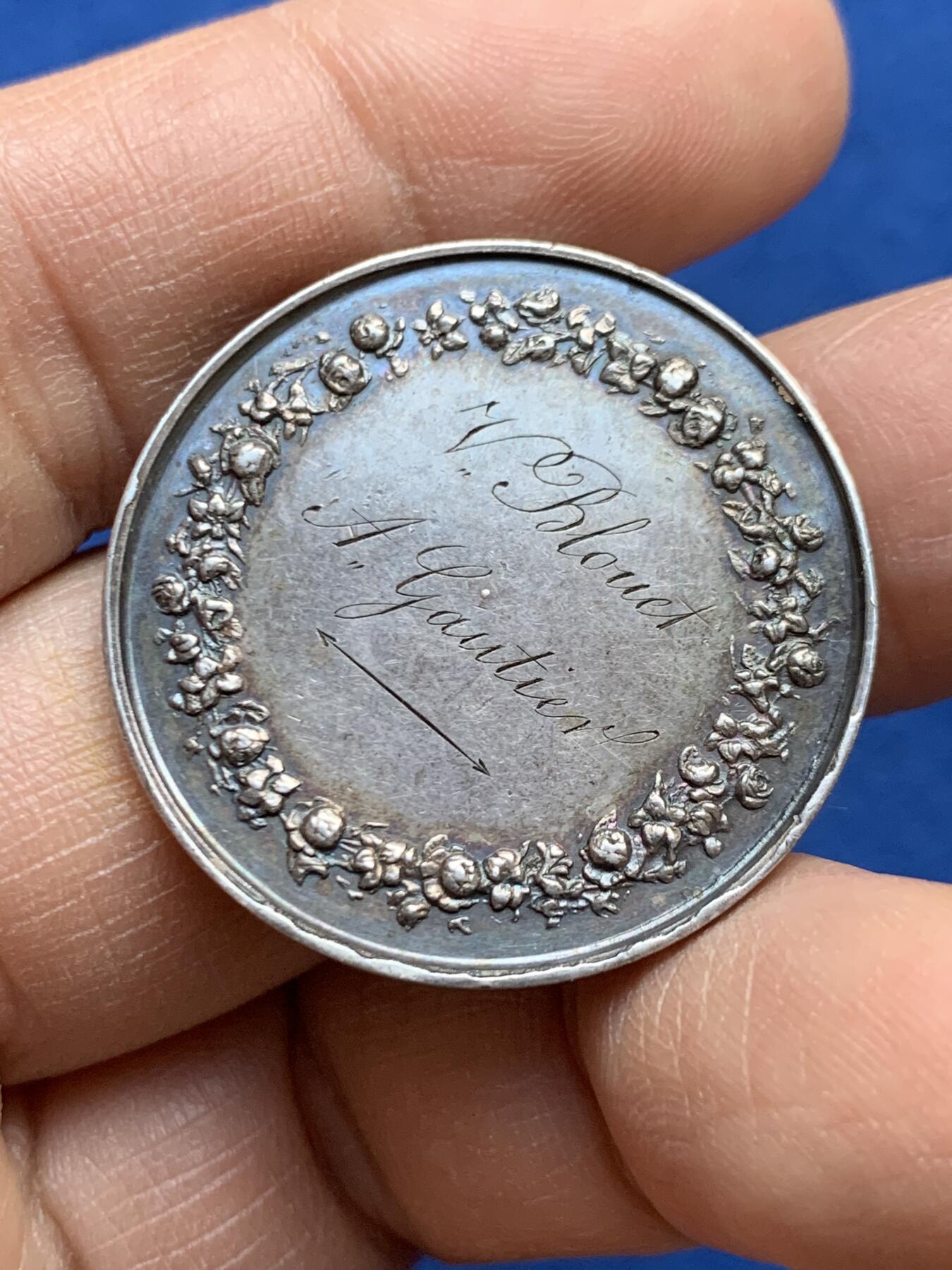 《竞宝斋》第452场 周日，周一 2场连拍 （全场包邮，欢迎送拍） 法国1856年婚礼纪念章 结婚银章 31.7MM 13.65g 手指边铭