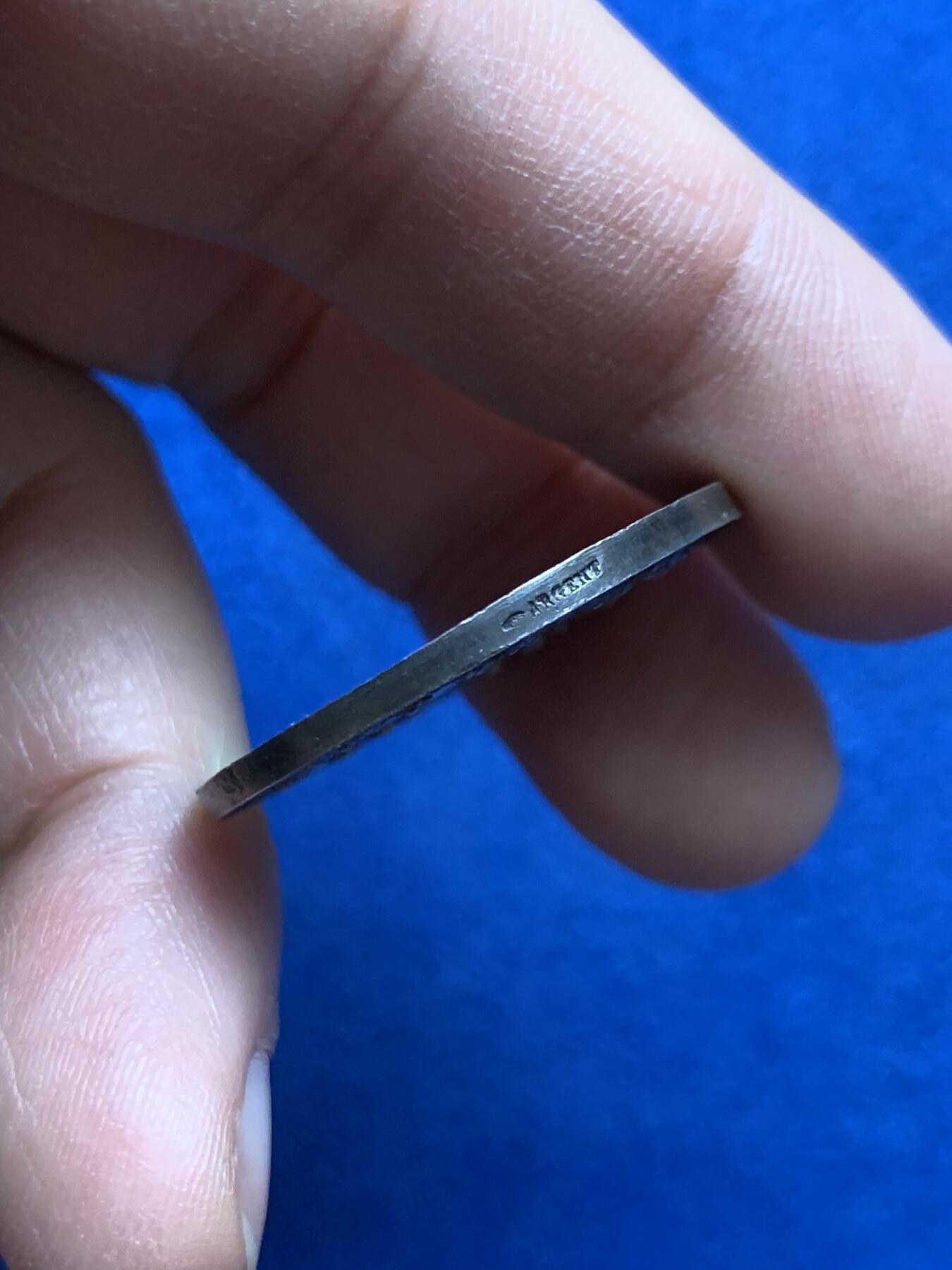 《竞宝斋》第452场 周日，周一 2场连拍 （全场包邮，欢迎送拍） 法国1861年结婚纪念银章 29.5MM 11.6g 手指边铭