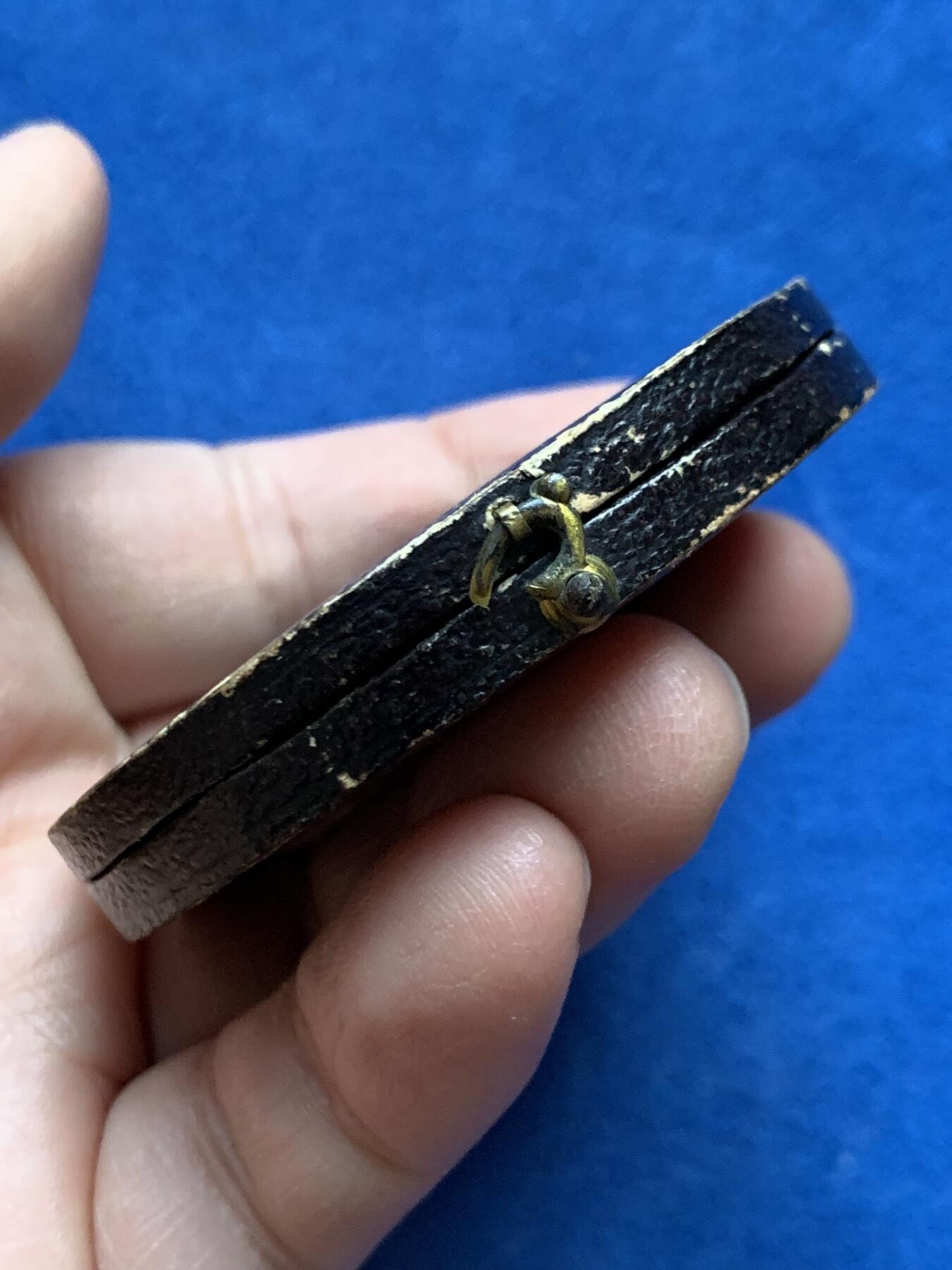 《竞宝斋》第452场 周日，周一 2场连拍 （全场包邮，欢迎送拍） 名家CAQUÉ作 拿破仑三世时期丝绸工人互助与退休基金创立纪念铜章 68克 50mm 手指铜标 带盒 原铸好品