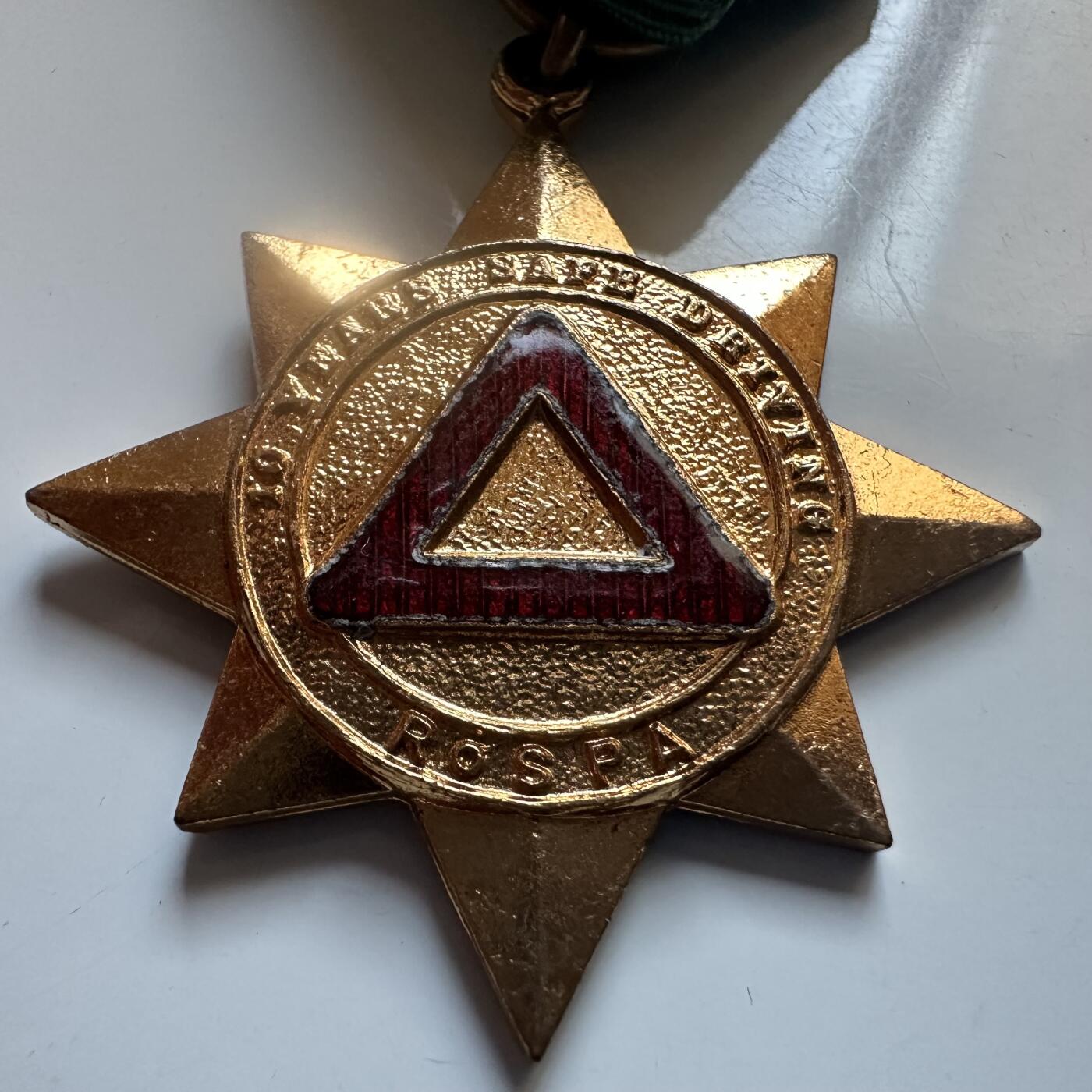 🌹外币初藏🌹🐯2025年第147场  每周二四六晚8️⃣点 接代拍 英国皇家事故预防协会1972年颁发的10年安全驾驶竞赛奖章 黄铜配红珐琅