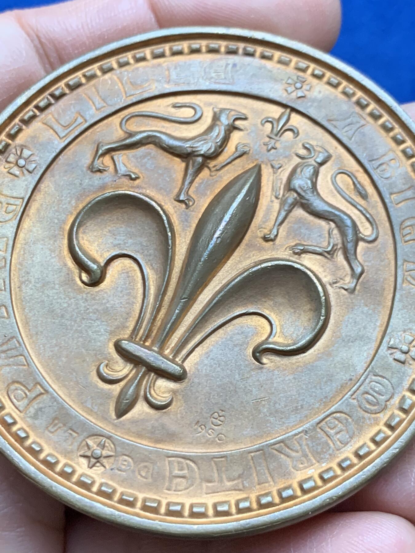 《竞宝斋》第452场 周日，周一 2场连拍 （全场包邮，欢迎送拍） 致法兰西共和国总统勒内·科蒂先生 里尔市功绩纪念章 105.4克 63.2mm 三角铜标