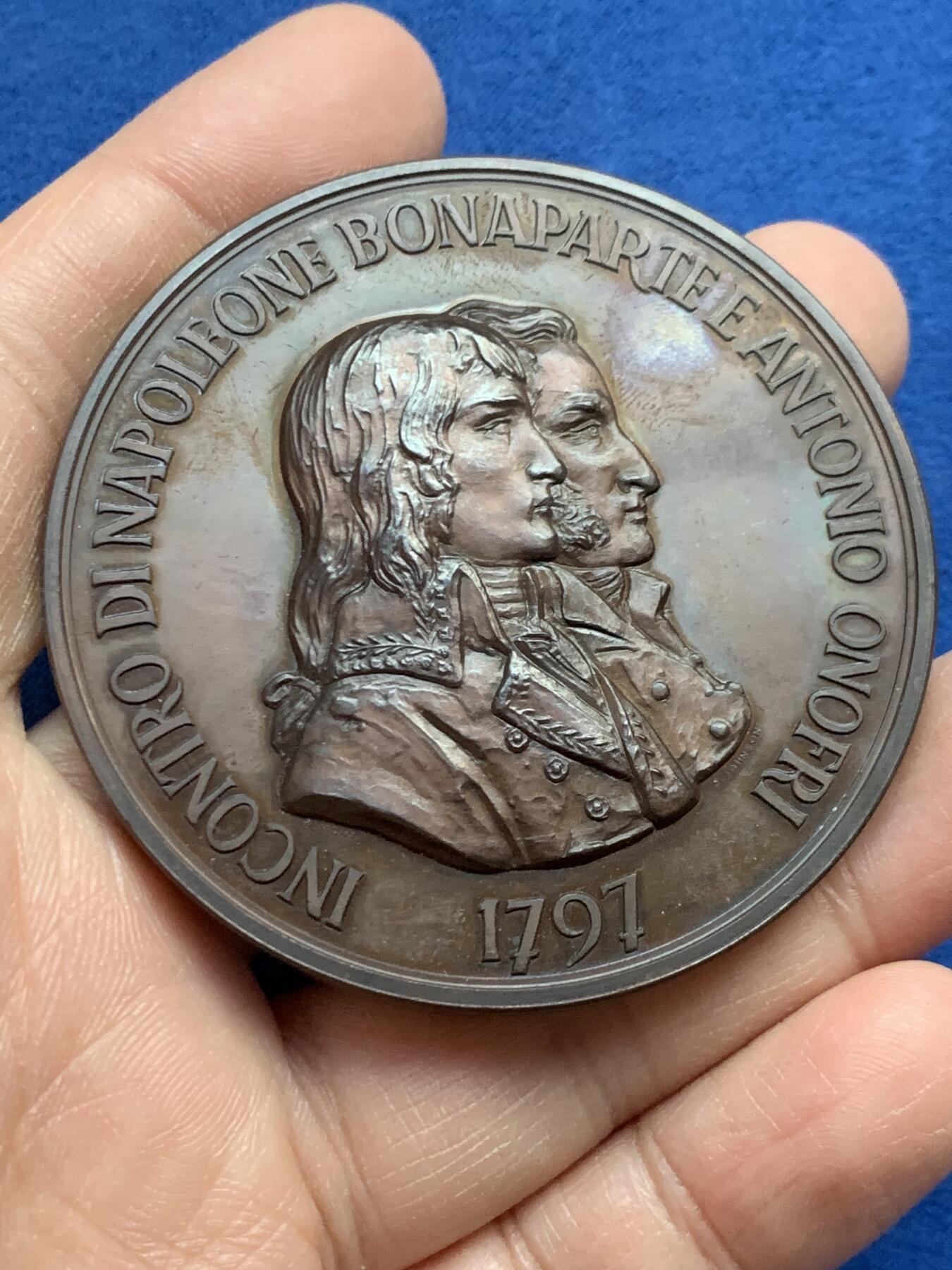 《竞宝斋》第452场 周日，周一 2场连拍 （全场包邮，欢迎送拍） 圣马力诺拿破仑一世诞辰二百周年纪念章 铜质（87.8克）+银质（98.6克） 60mm 正面为拿破仑·波拿巴与安东尼奥·奥诺里侧像 带盒 细节见图
