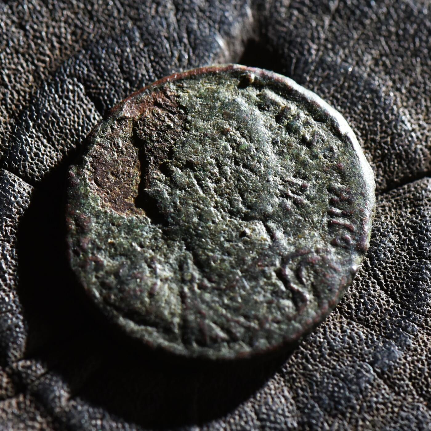 【良泉】第45期【直播场】1月15日晚19.30点开拍！ 208组，西方古代钱币、丝路古珠杂项专场 【百分币】公元337-361年【古罗马】君士坦提乌斯二世“胜利女神基督符版”大铜币，君士坦丁堡造币厂，4.32克