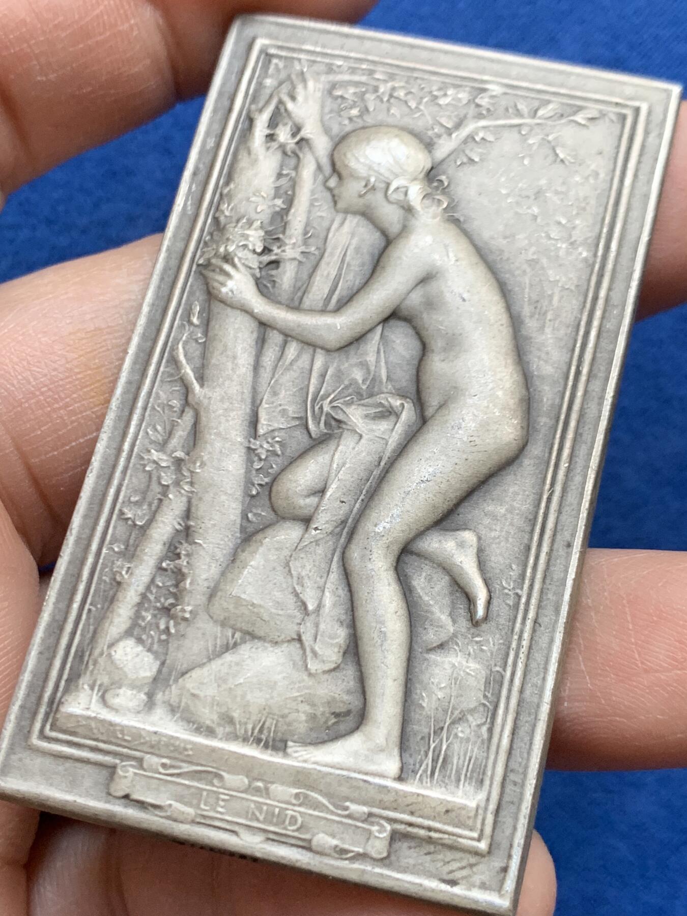 《竞宝斋》第452场 周日，周一 2场连拍 （全场包邮，欢迎送拍） 名家丹尼尔·杜普伊作《巢》方型纪念银章 59.5克 66*37.2mm 丰饶角1银 好品