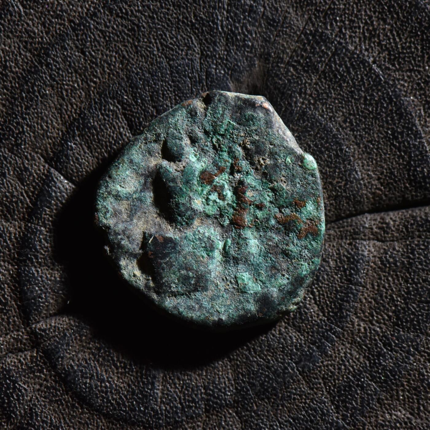 【良泉】第45期【直播场】1月15日晚19.30点开拍！ 208组，西方古代钱币、丝路古珠杂项专场 公元267-270年【贵霜】迦腻色伽三世“财富女神”铜币，6.21克