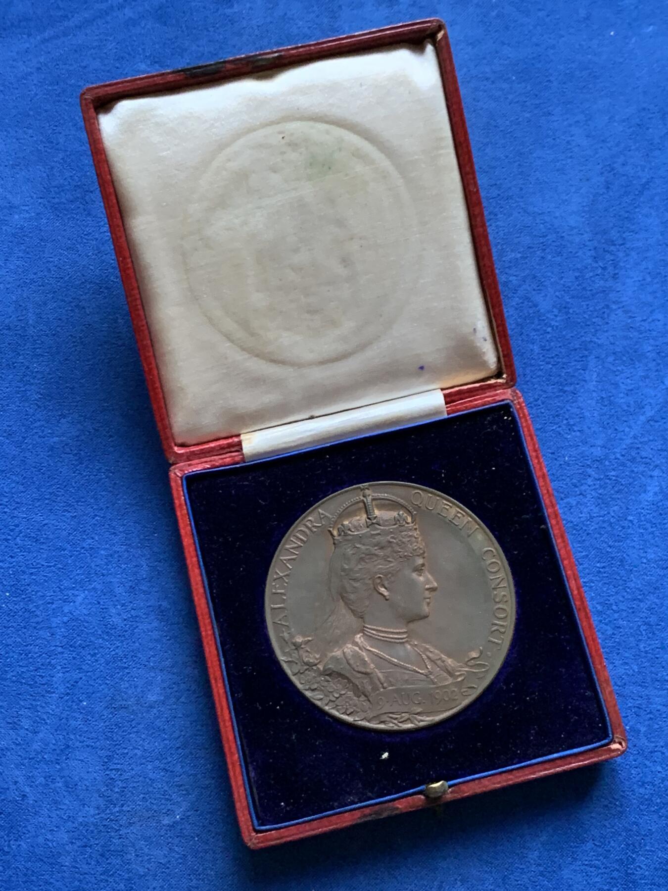 《竞宝斋》第452场 周日，周一 2场连拍 （全场包邮，欢迎送拍） 英国 1902年 爱德华七世夫妇加冕典礼纪念大铜章 巧克力包浆 81.45克 55.2mm 原盒