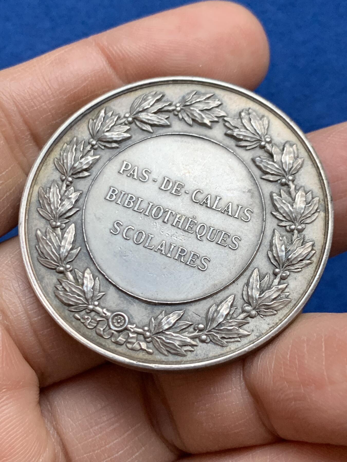 《竞宝斋》第452场 周日，周一 2场连拍 （全场包邮，欢迎送拍） 法国加来海峡省学校图书馆纪念银章 38.5克 41.5mm 丰饶角银标