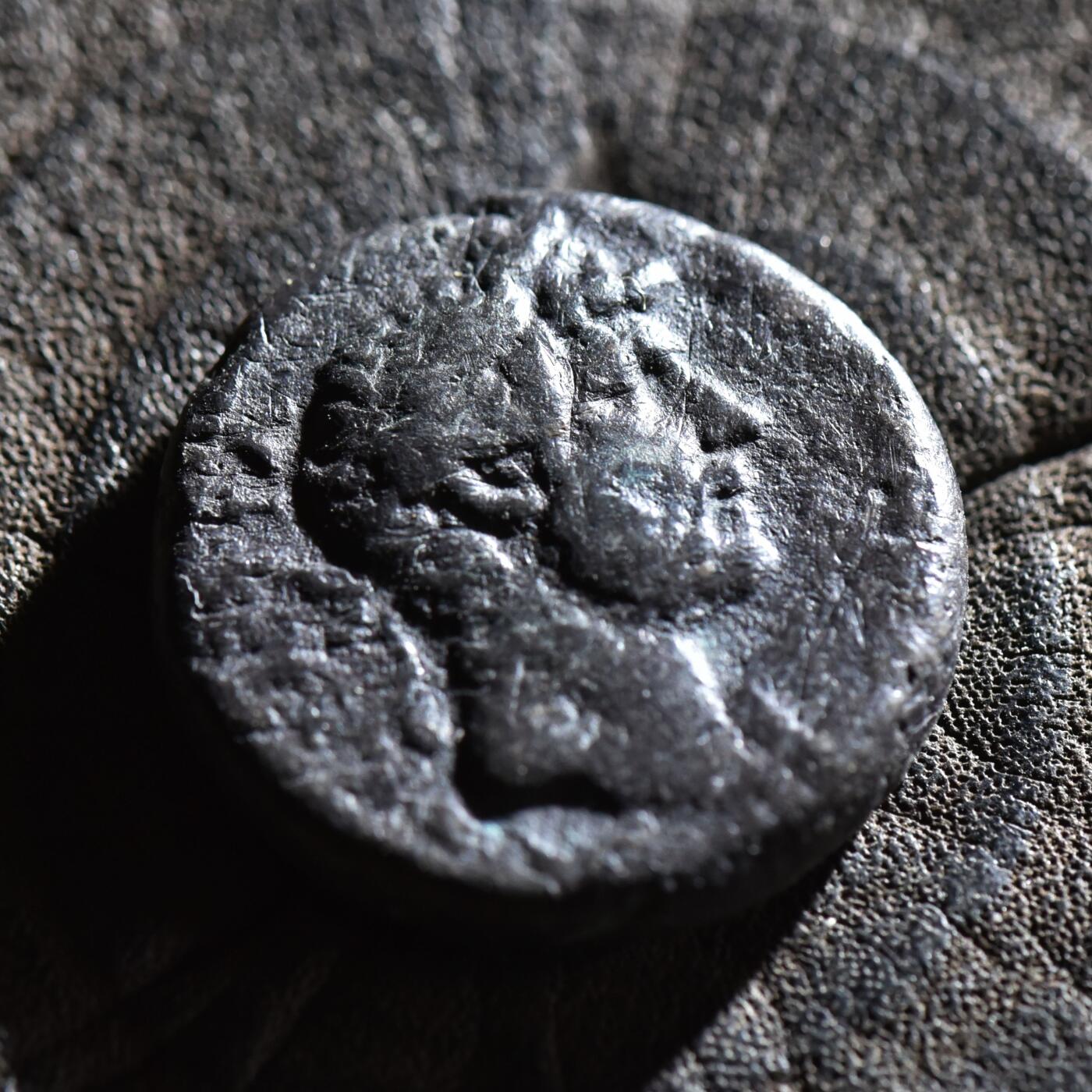 【良泉】第45期【直播场】1月15日晚19.30点开拍！ 208组，西方古代钱币、丝路古珠杂项专场 【藏家出品A】非常少！公元137-138年，埃及行省，哈德良在位第22年打制，盗火的普罗米修斯的妻子-预知女神普罗诺亚，手持凤凰和权杖，四德拉克马，亚历山大港造币厂，7.02克