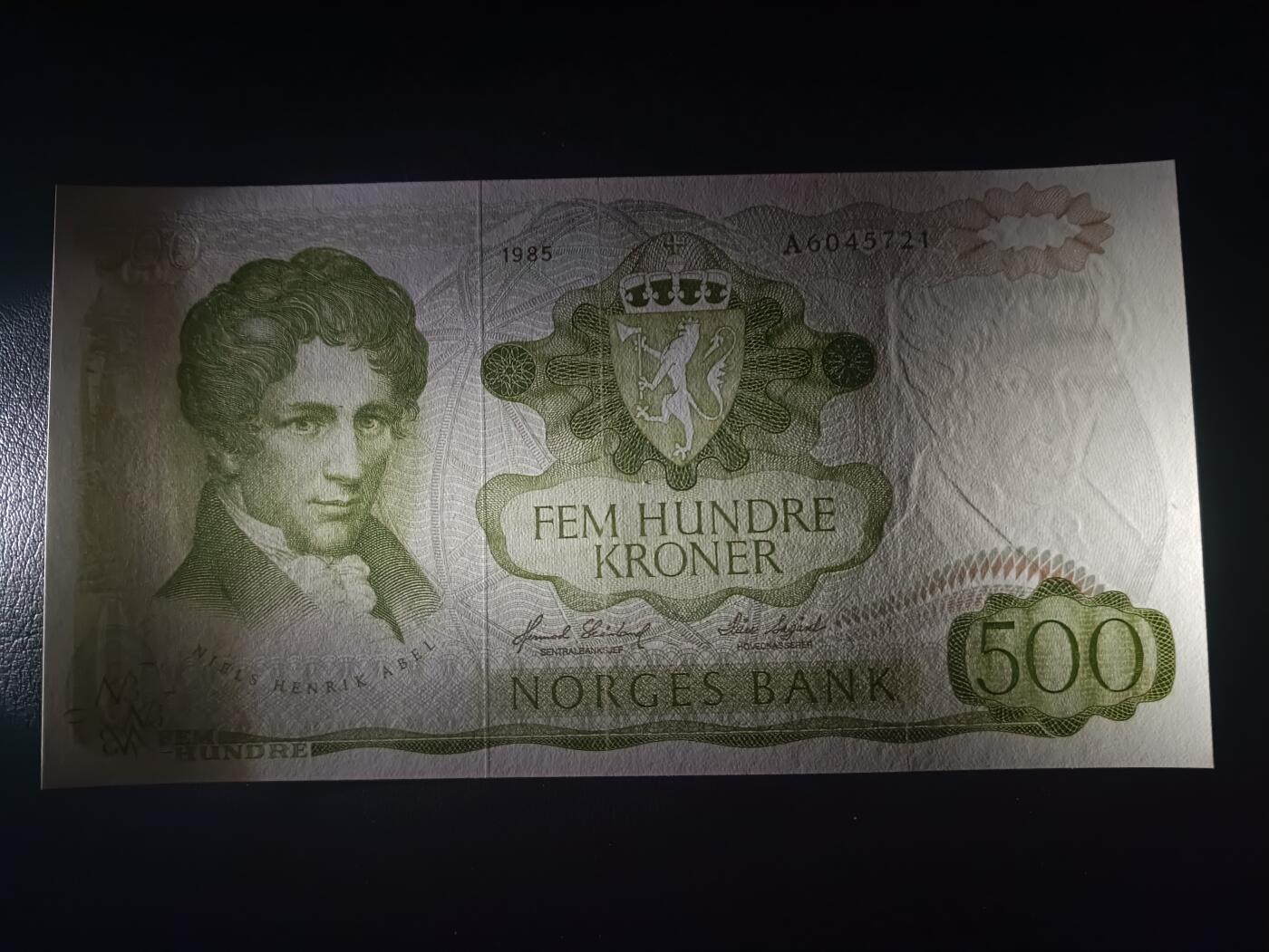2026首期，总第211期 挪威1985年500克朗AUNC首冠A，椭圆函数奠基人阿贝尔和绿意盎然的奥斯陆大学，挪威钞票的经典品种之一