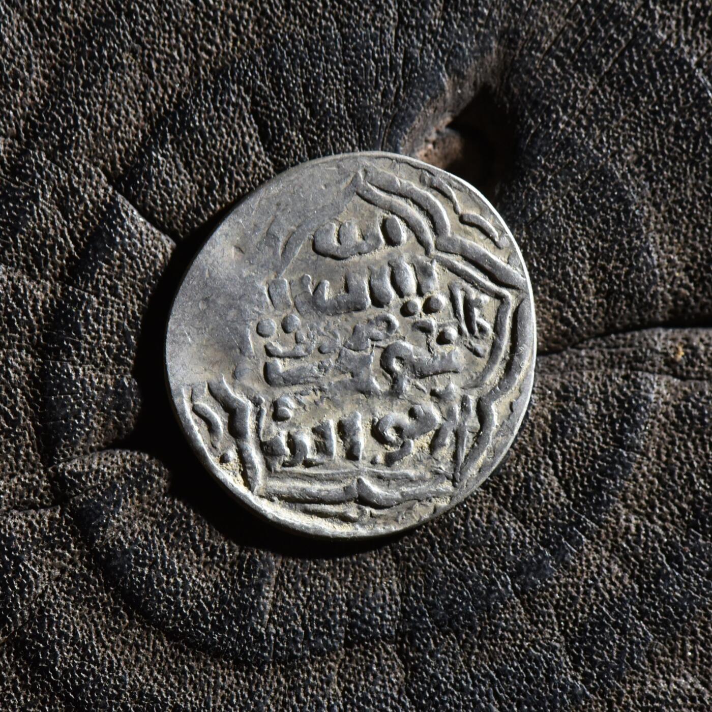 【良泉】第45期【直播场】1月15日晚19.30点开拍！ 208组，西方古代钱币、丝路古珠杂项专场 【小面值】公元1295-1304年【蒙古】伊尔汗国，合赞汗“三体文”双第尔汗小银币，1.29克