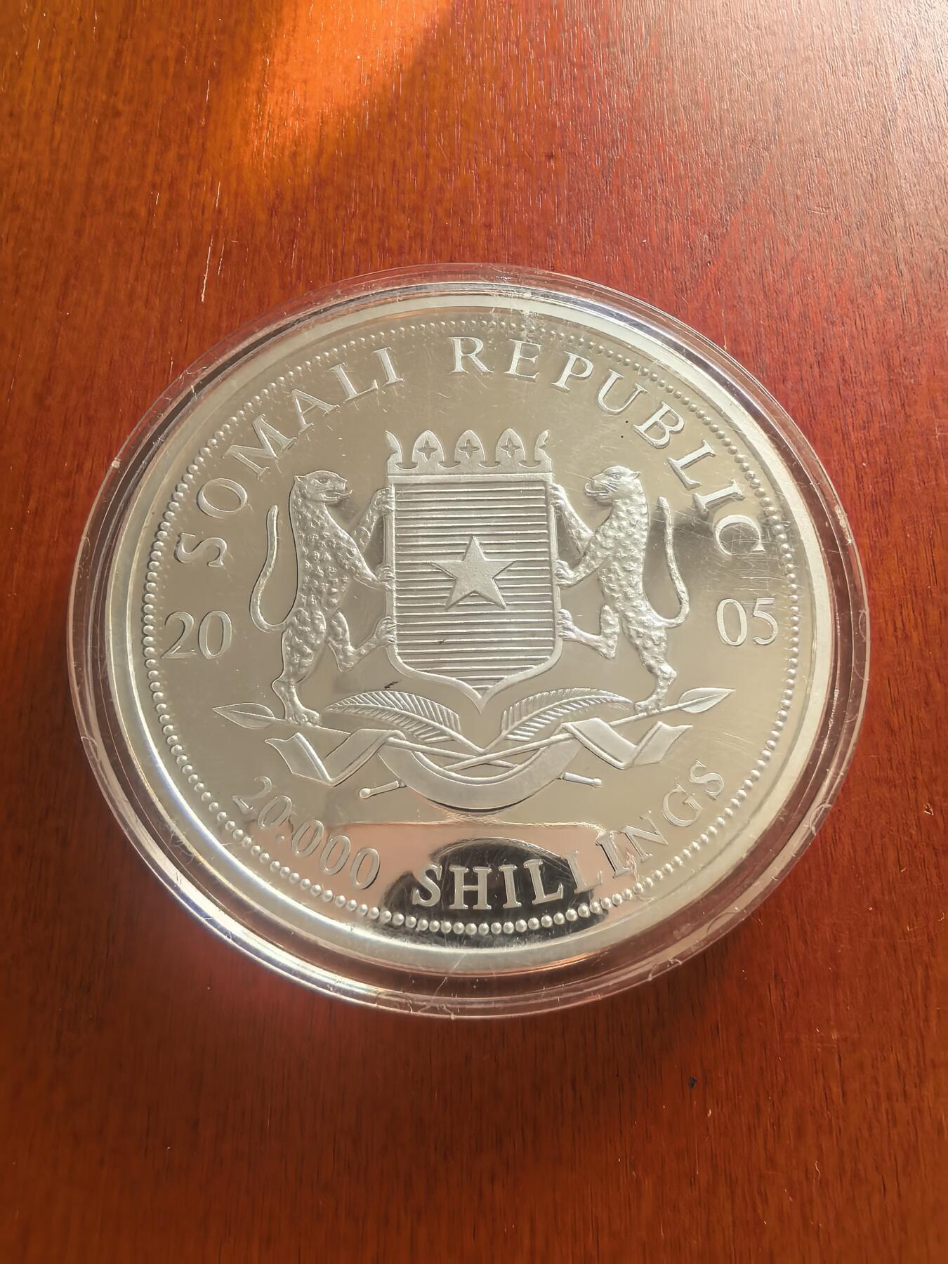 长老汇蛇年精选第八十九场拍卖  2005索马里圣城圆顶清真寺2万先令镶嵌施华洛绿水晶精制银币，5盎司999银，克书查不到，索马里唯一一枚2万先令面值银币