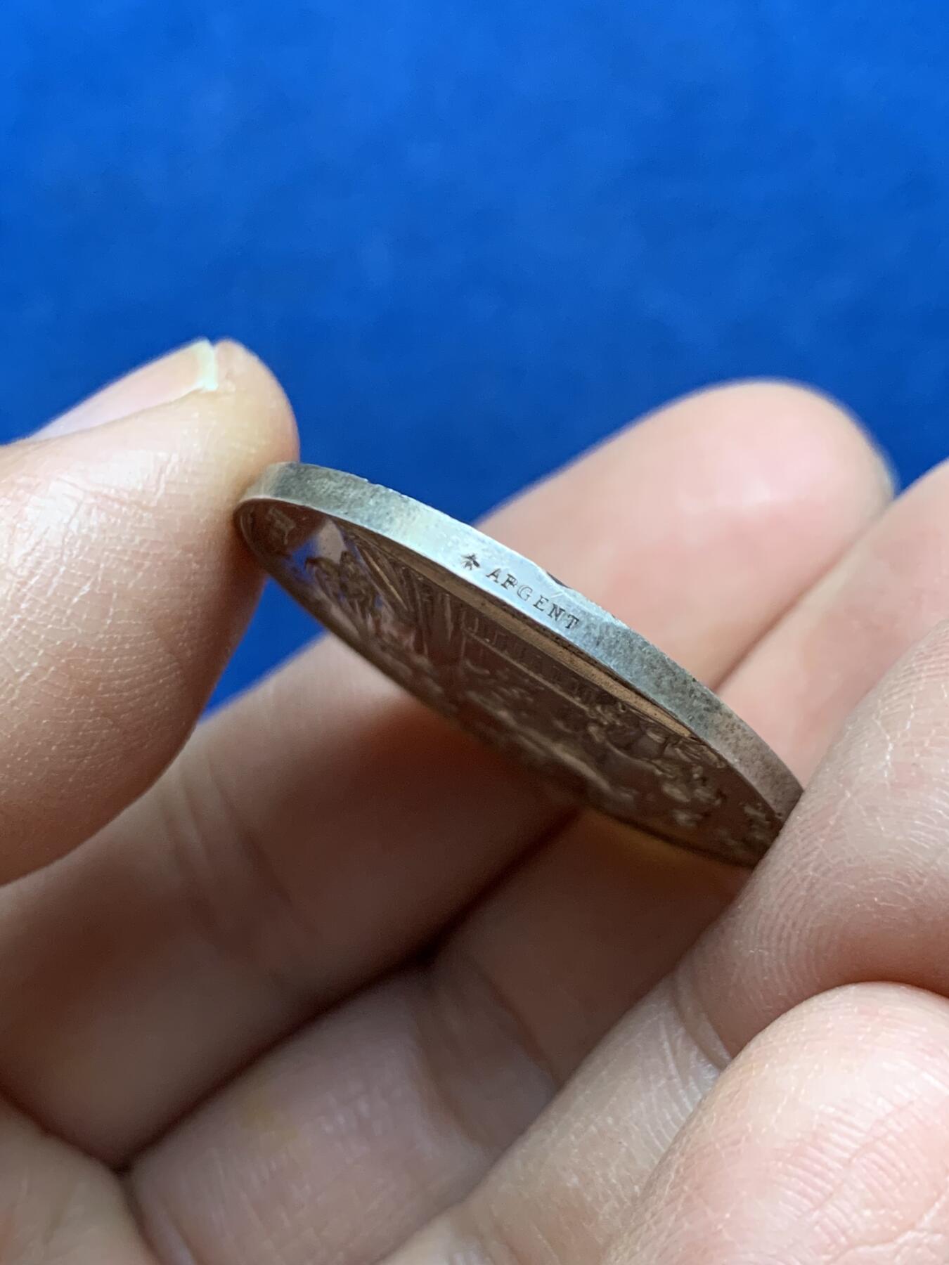 《竞宝斋》第452场 周日，周一 2场连拍 （全场包邮，欢迎送拍） 法国结婚纪念银章 29.8MM 12.1g 蜜蜂银标 背面无刻字