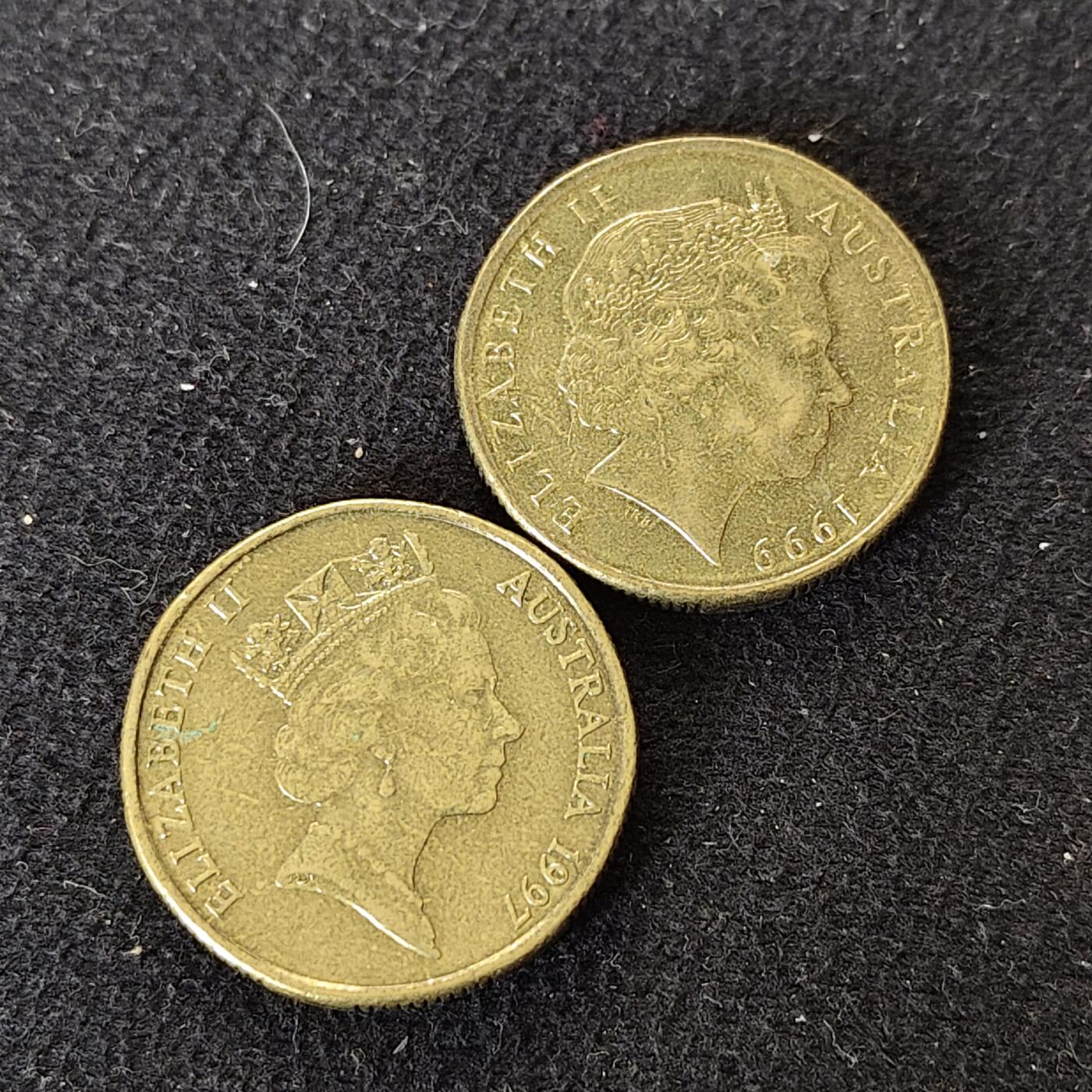 【全场包邮】纯粹捡漏拍490场（免费代拍第27场） 澳大利亚1元纪念币2枚一组-1997年史密斯爵士百年+国际老人年