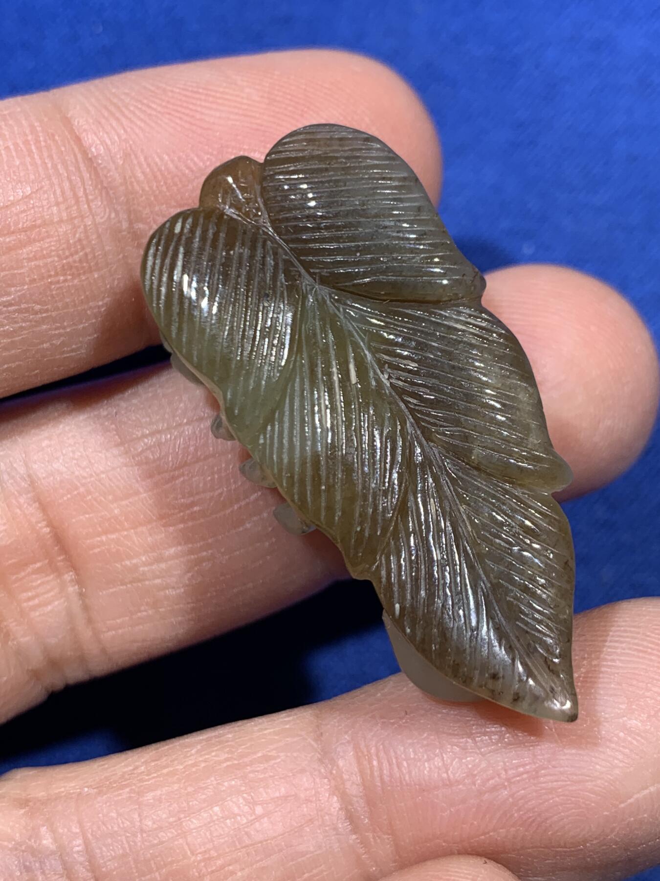 《竞宝斋》第452场 周日，周一 2场连拍 （全场包邮，欢迎送拍） 两枚一组 蝎子玉雕刻小玩意+有凤来仪和田玉雕挂件，带证书。