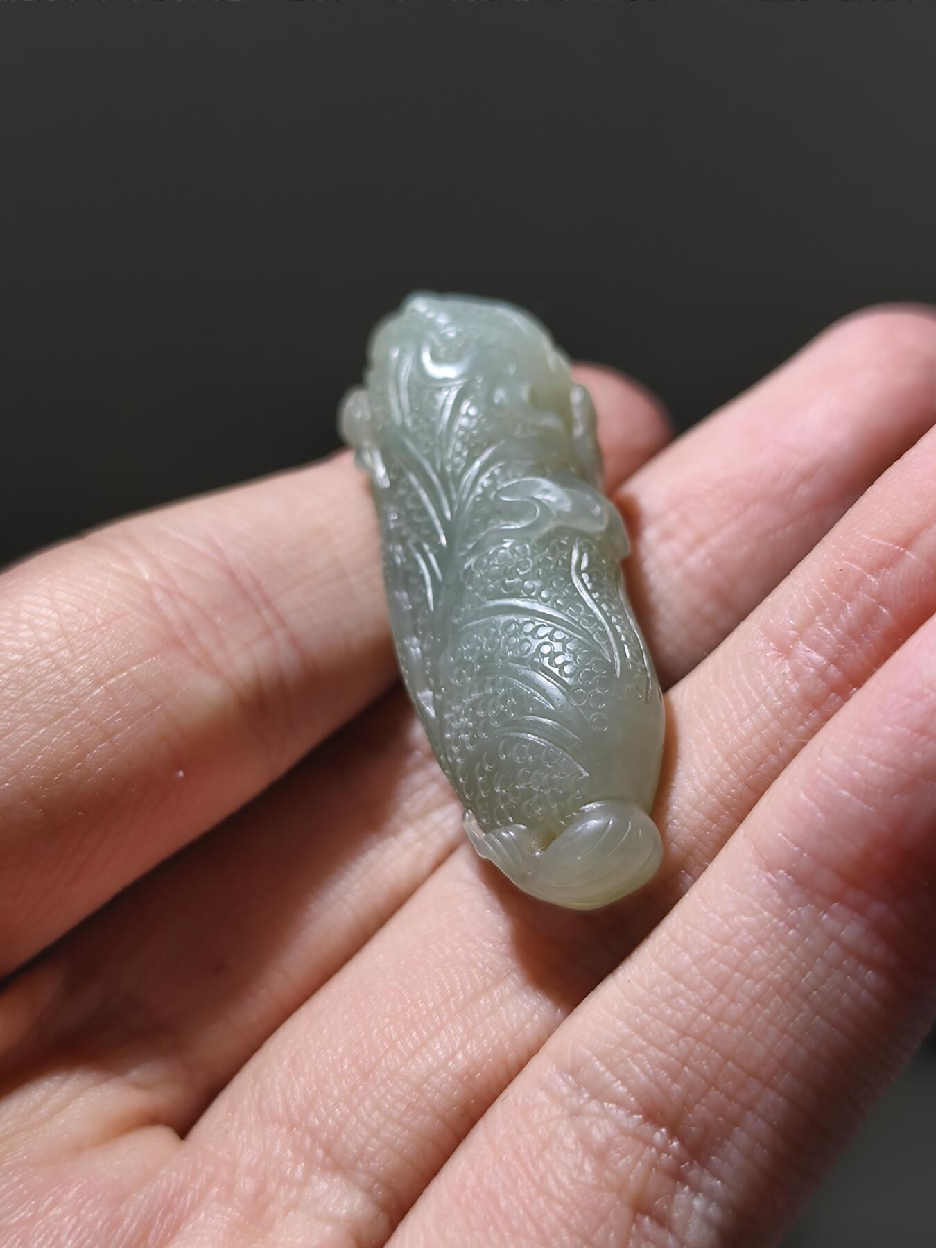 星盘世界钱币2026一月十日新年古典精品大拍 精彩纷呈 精品器物！当代和田玉且末糖青白玉白菜，料子非常细长度44毫米，宽度17毫米，手工雕刻