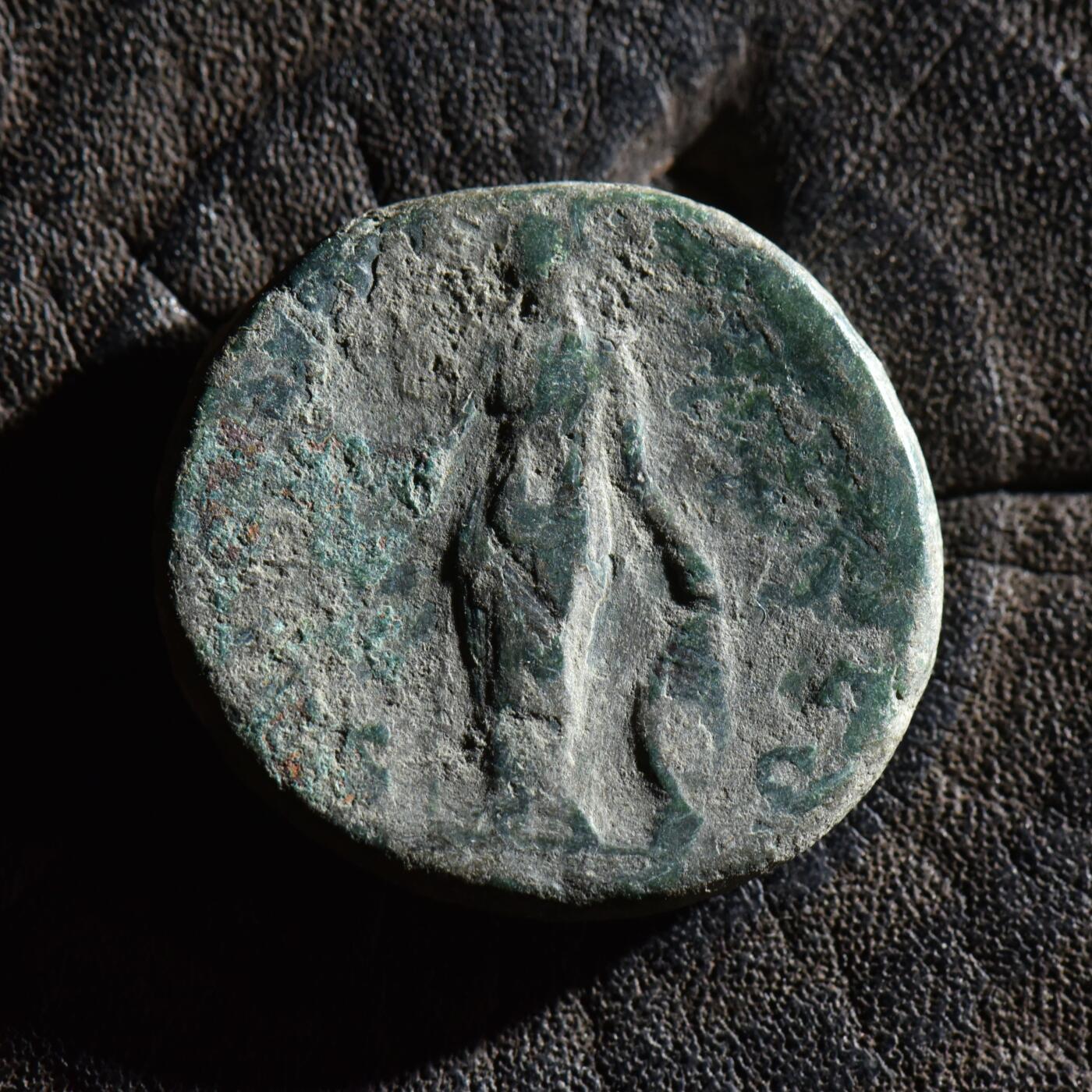 【良泉】第45期【直播场】1月15日晚19.30点开拍！ 208组，西方古代钱币、丝路古珠杂项专场 10.68克，公元164-175年【古罗马】小福斯蒂娜（其夫马可·奥利略时期打制，其父安东尼·庇护，其子康茂德都打过以小福斯蒂娜为头像的钱币）维纳斯，阿斯铜币