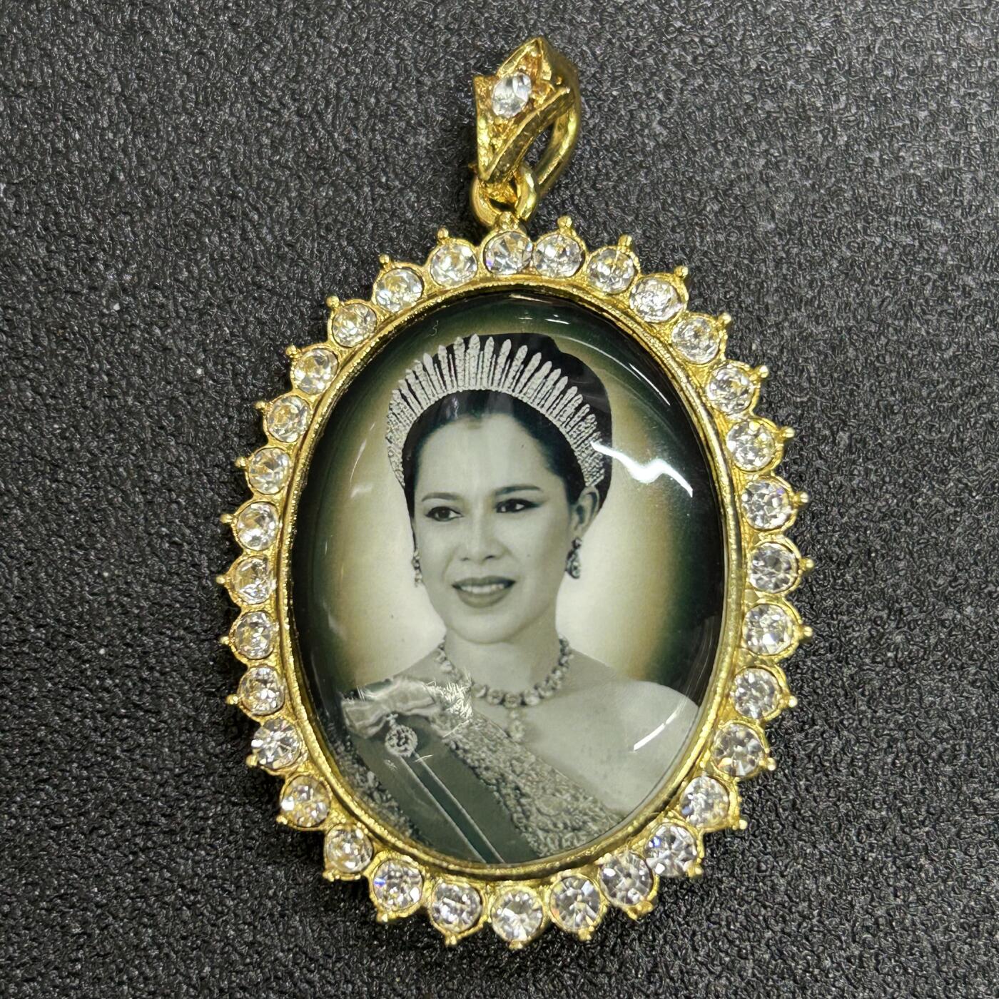 西秦中古拍卖第七十一期 泰国诗丽吉王母太后皇家纪念胸针