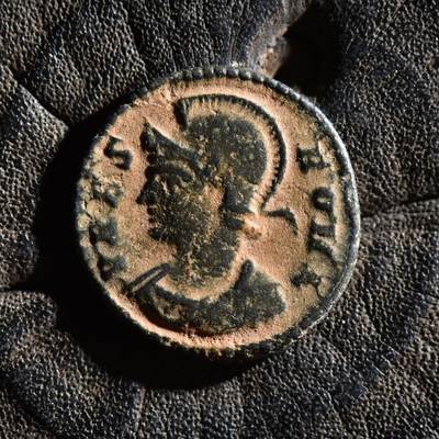 【良泉】第45期【直播场】1月15日晚19.30点开拍！ 208组，西方古代钱币、丝路古珠杂项专场 - 【沙漠坑】公元330-340年【古罗马】君士坦丁大帝“母狼育婴”铜币，君士坦丁堡迁都纪念，基齐库斯造币厂打制，1.97克